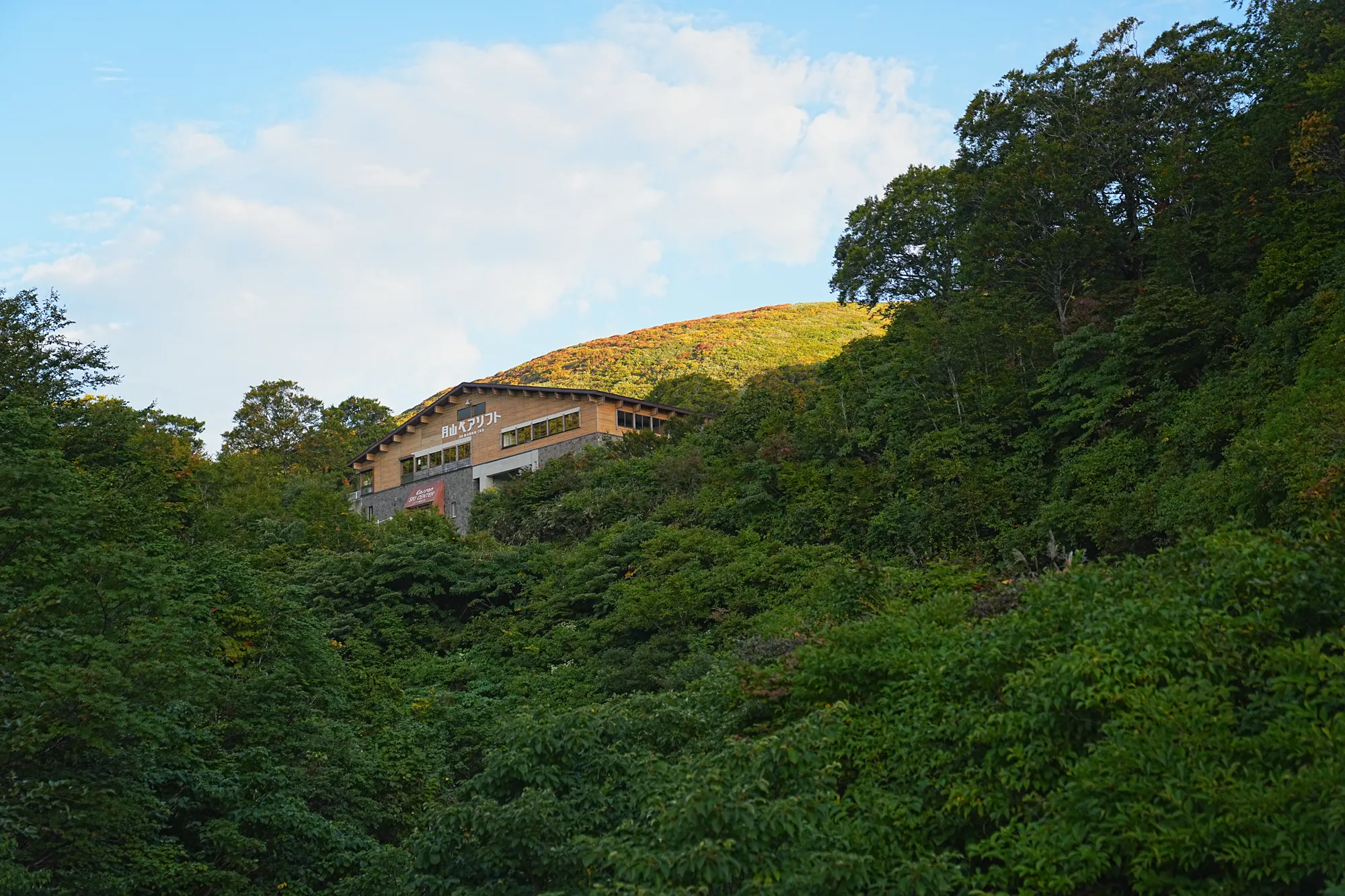 紅葉に染まる名峰・月山。2025年紅葉状況レポート。