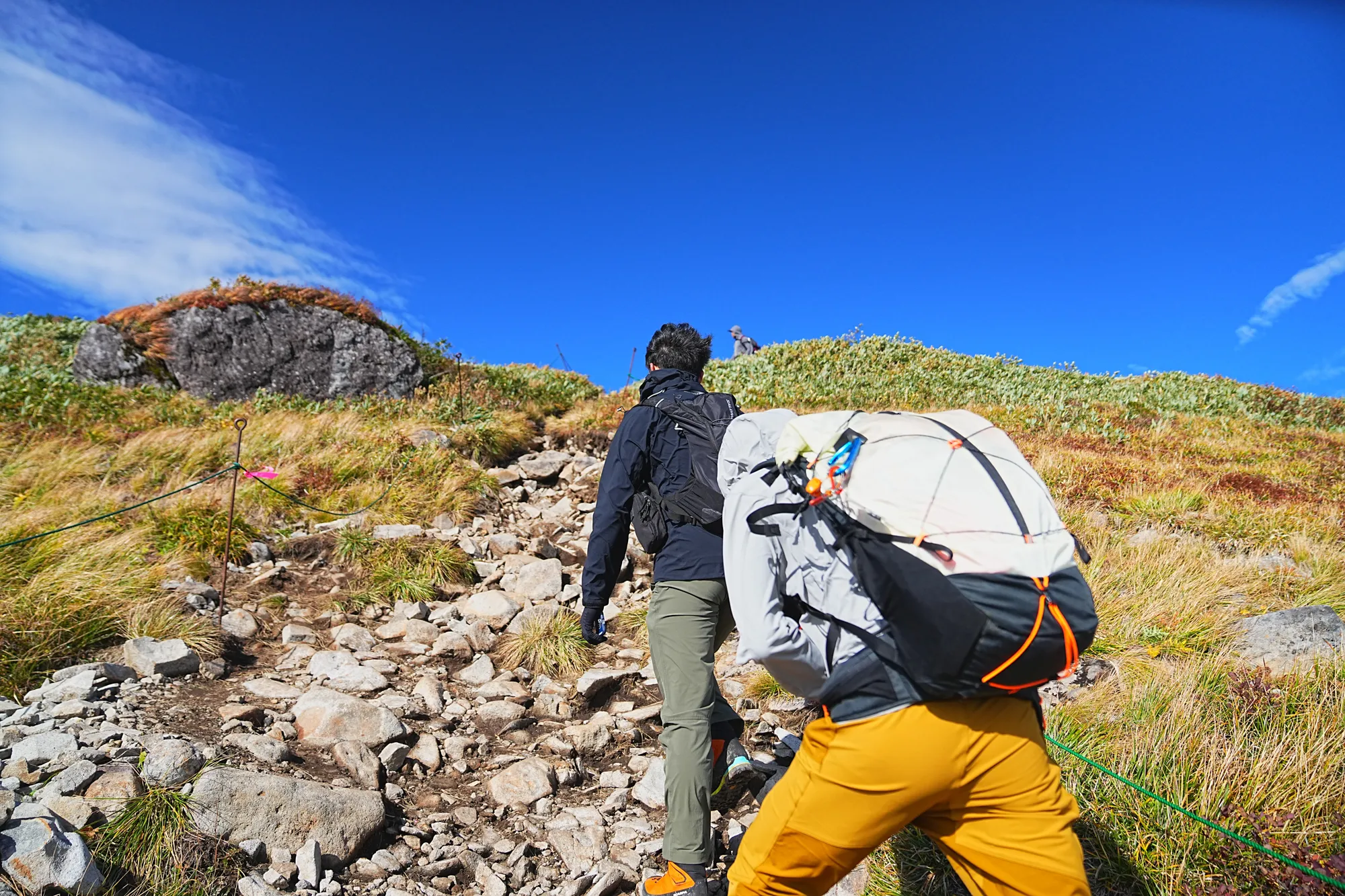紅葉に染まる名峰・月山。2025年紅葉状況レポート。