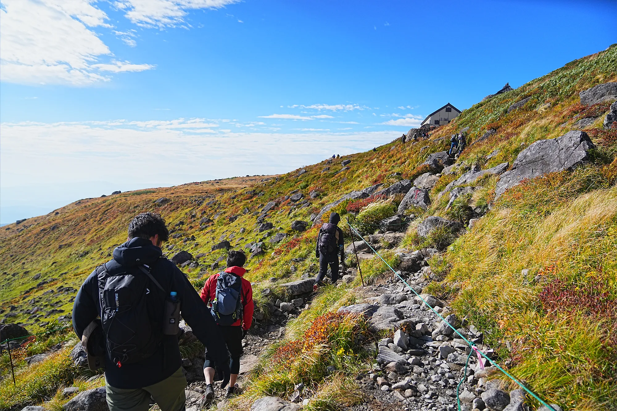 紅葉に染まる名峰・月山。2025年紅葉状況レポート。
