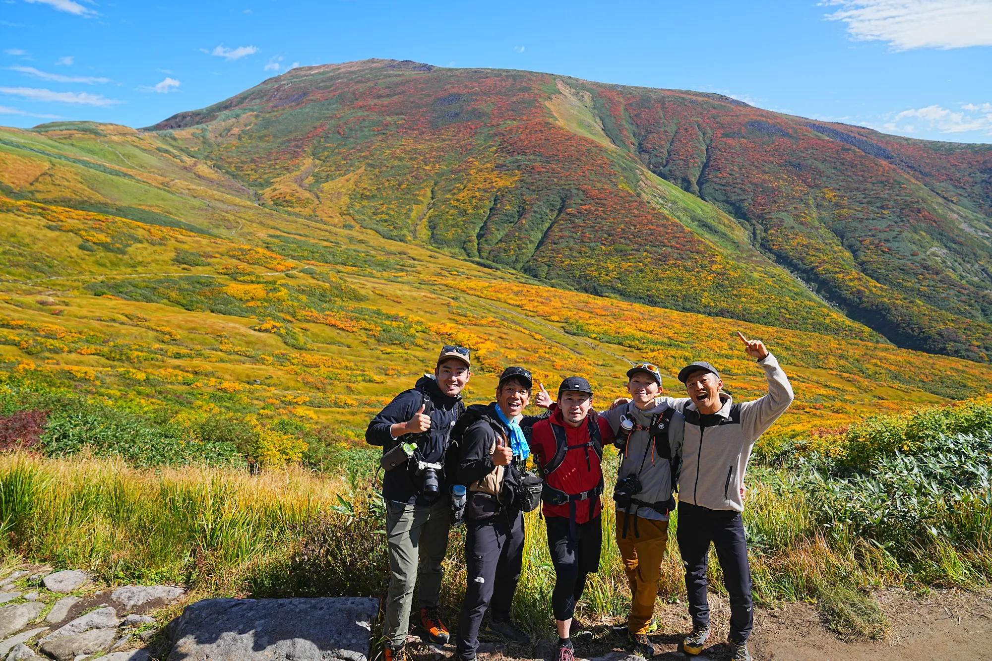 紅葉に染まる名峰・月山。2025年紅葉状況レポート。