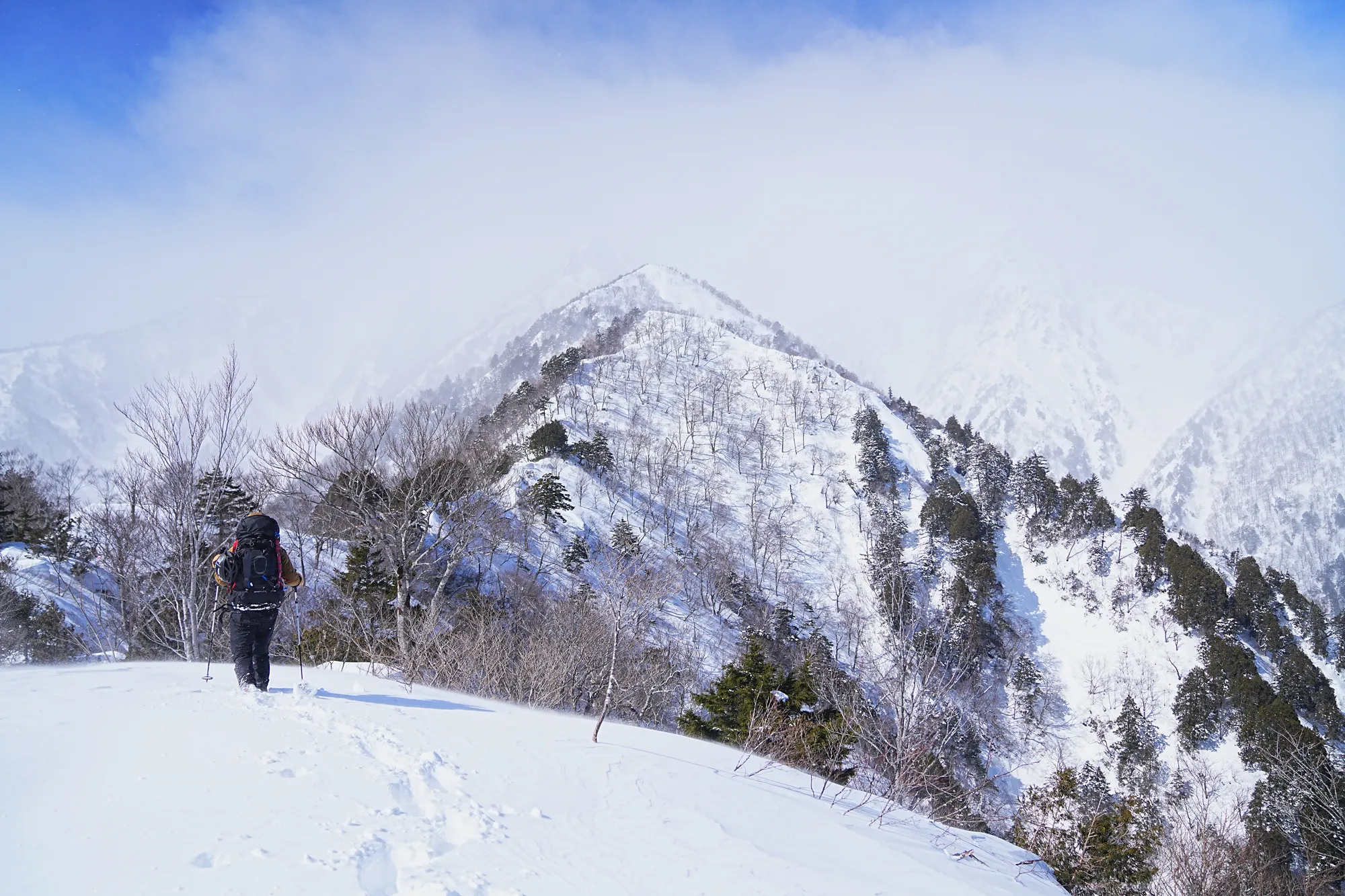 爺ヶ岳の冬季バリエーション「東尾根」で雪上テント泊！