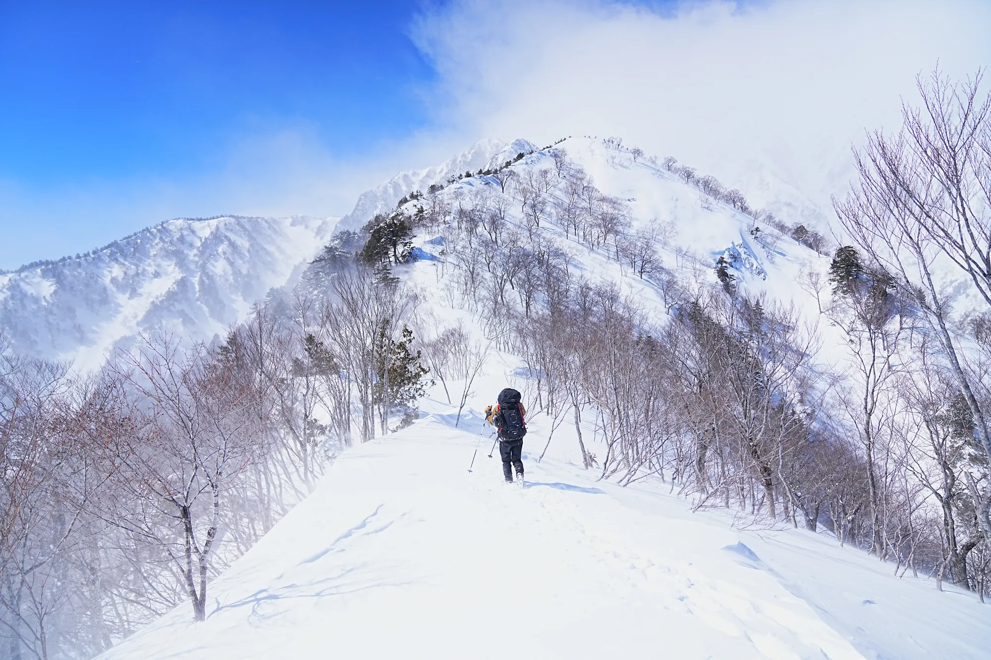 爺ヶ岳の冬季バリエーション「東尾根」で雪上テント泊！