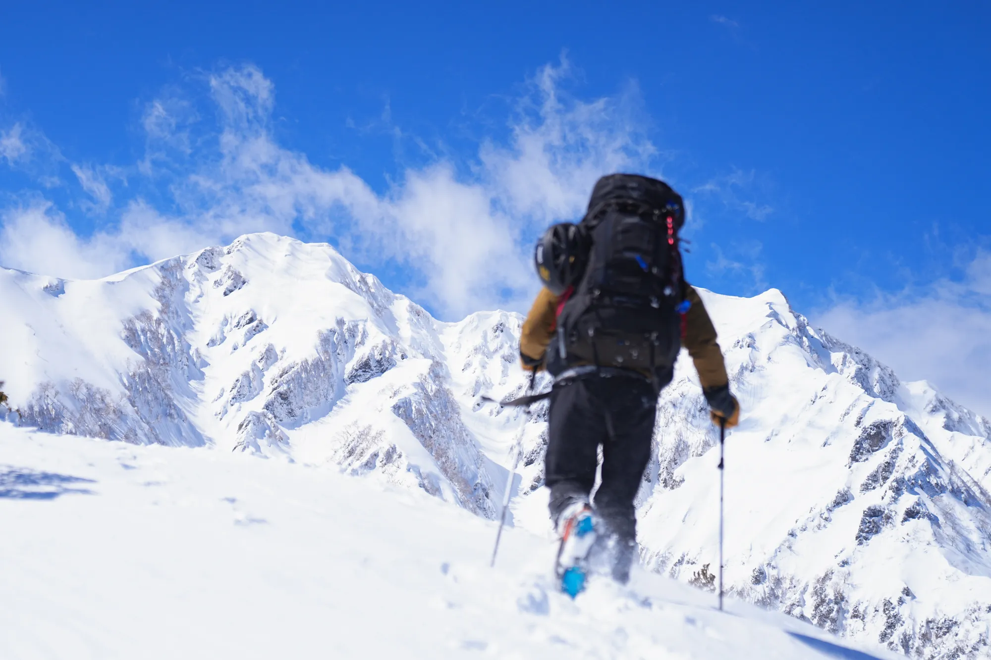 爺ヶ岳の冬季バリエーション「東尾根」で雪上テント泊！