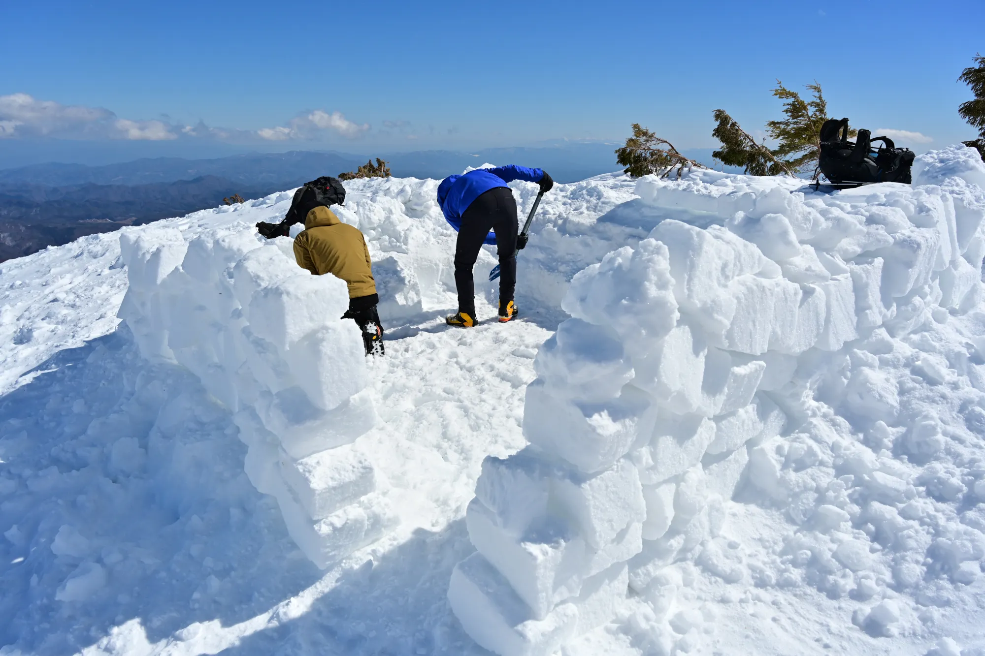 爺ヶ岳の冬季バリエーション「東尾根」で雪上テント泊！