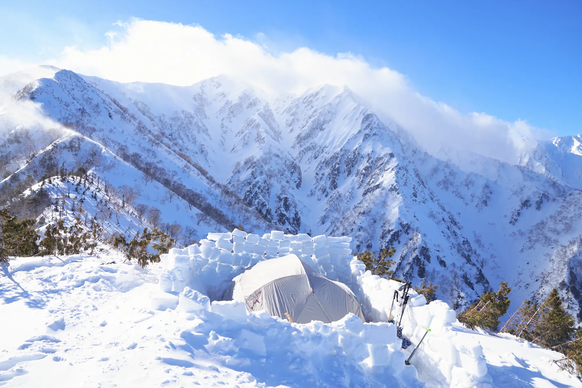 爺ヶ岳の冬季バリエーション「東尾根」で雪上テント泊！