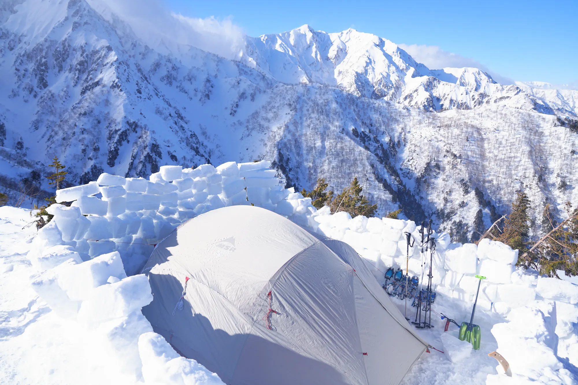 爺ヶ岳の冬季バリエーション「東尾根」で雪上テント泊！