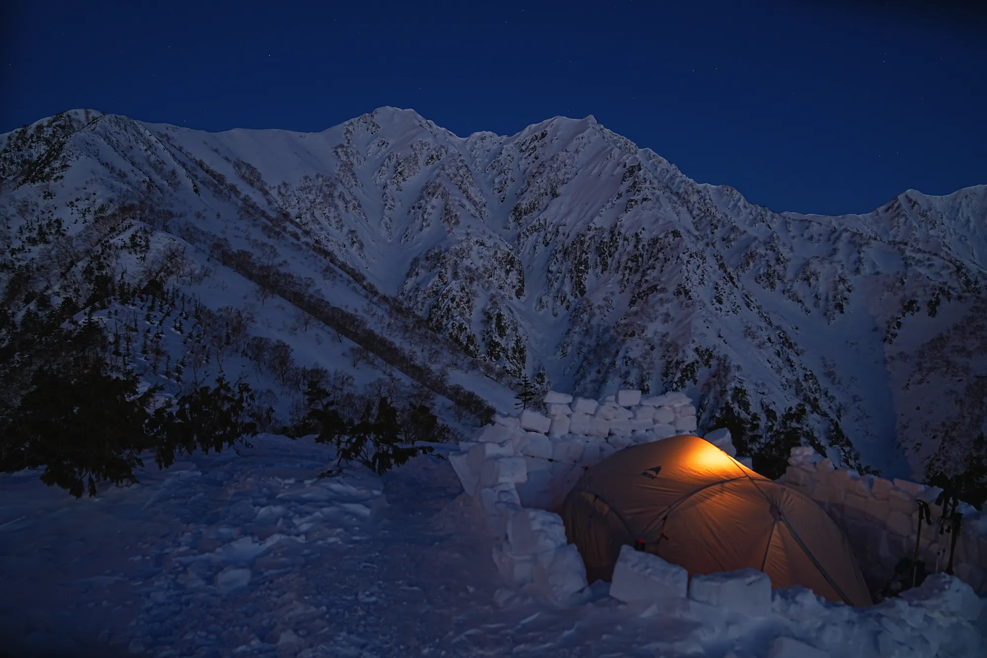 爺ヶ岳の冬季バリエーション「東尾根」で雪上テント泊！