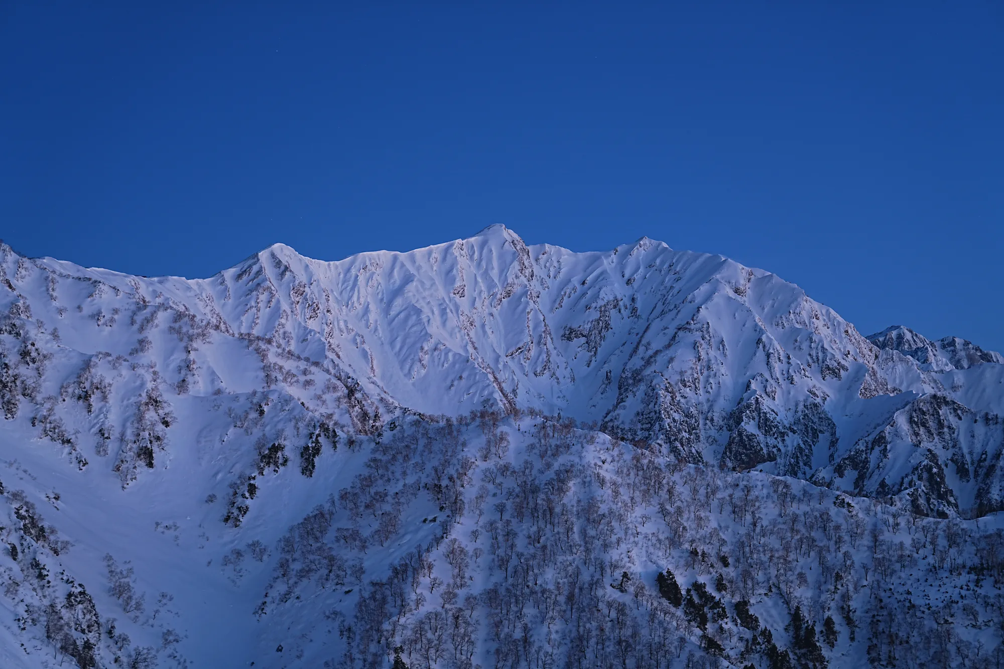 爺ヶ岳の冬季バリエーション「東尾根」で雪上テント泊！