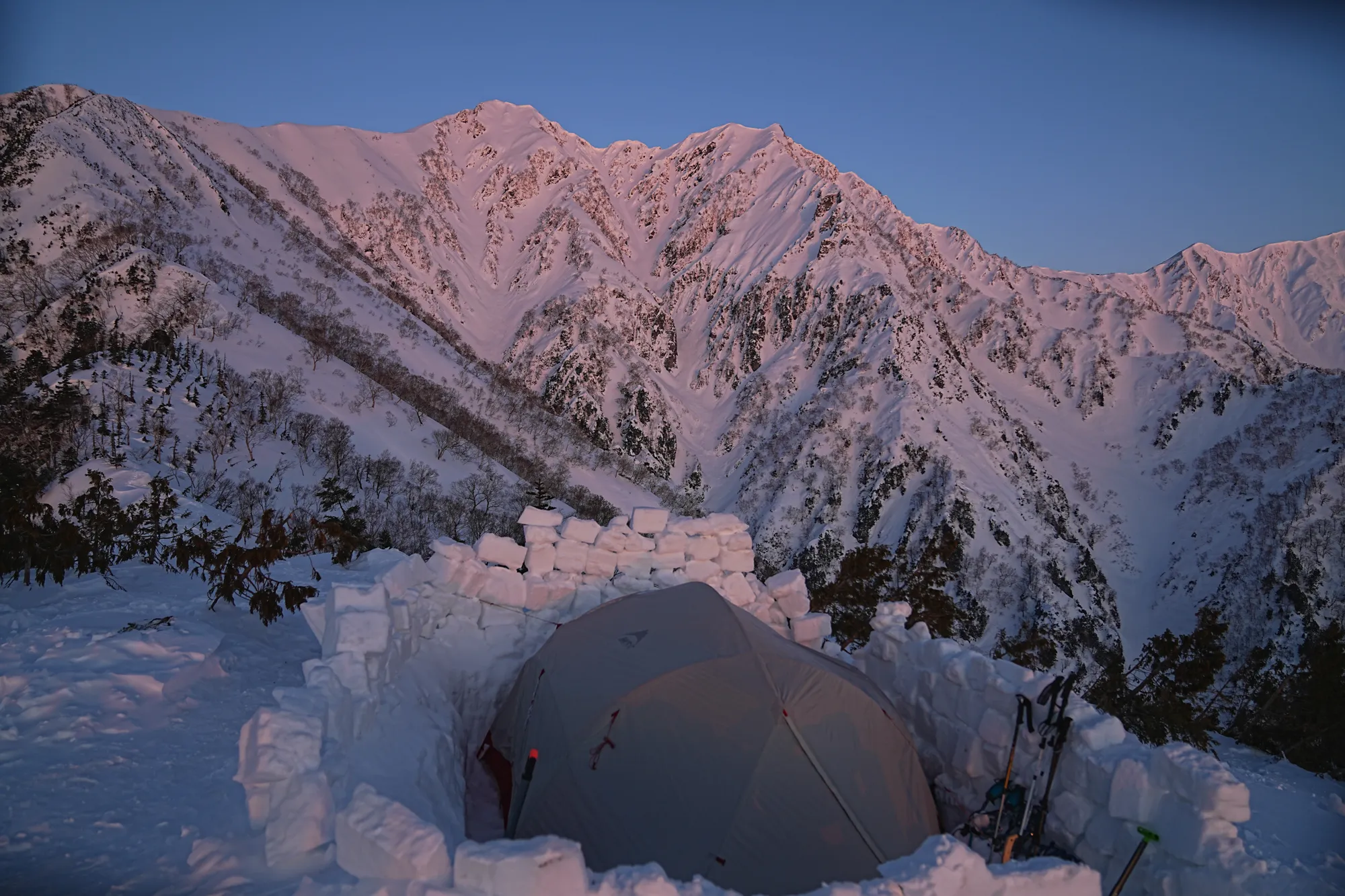 爺ヶ岳の冬季バリエーション「東尾根」で雪上テント泊！