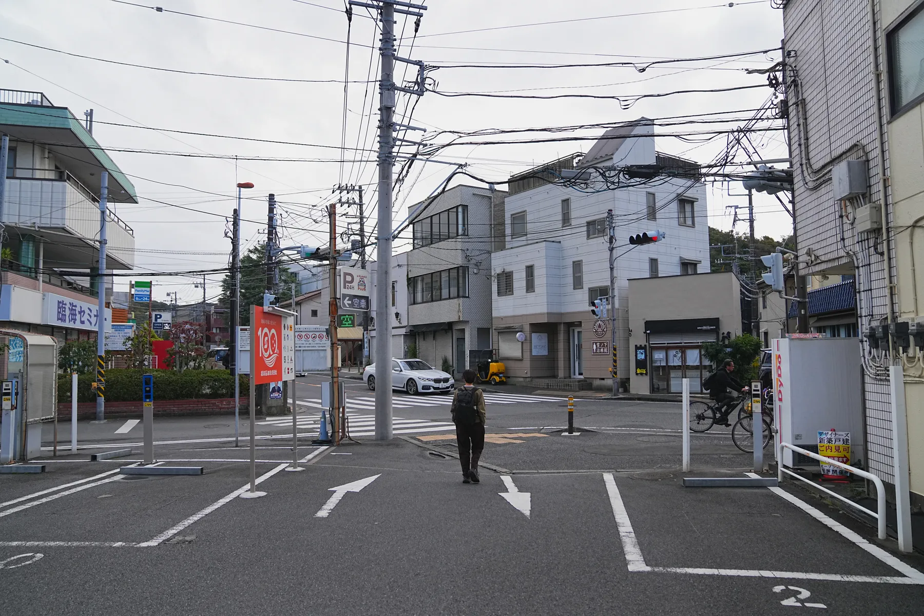 急峻な渓谷を歩く紅葉の裏巻機渓谷