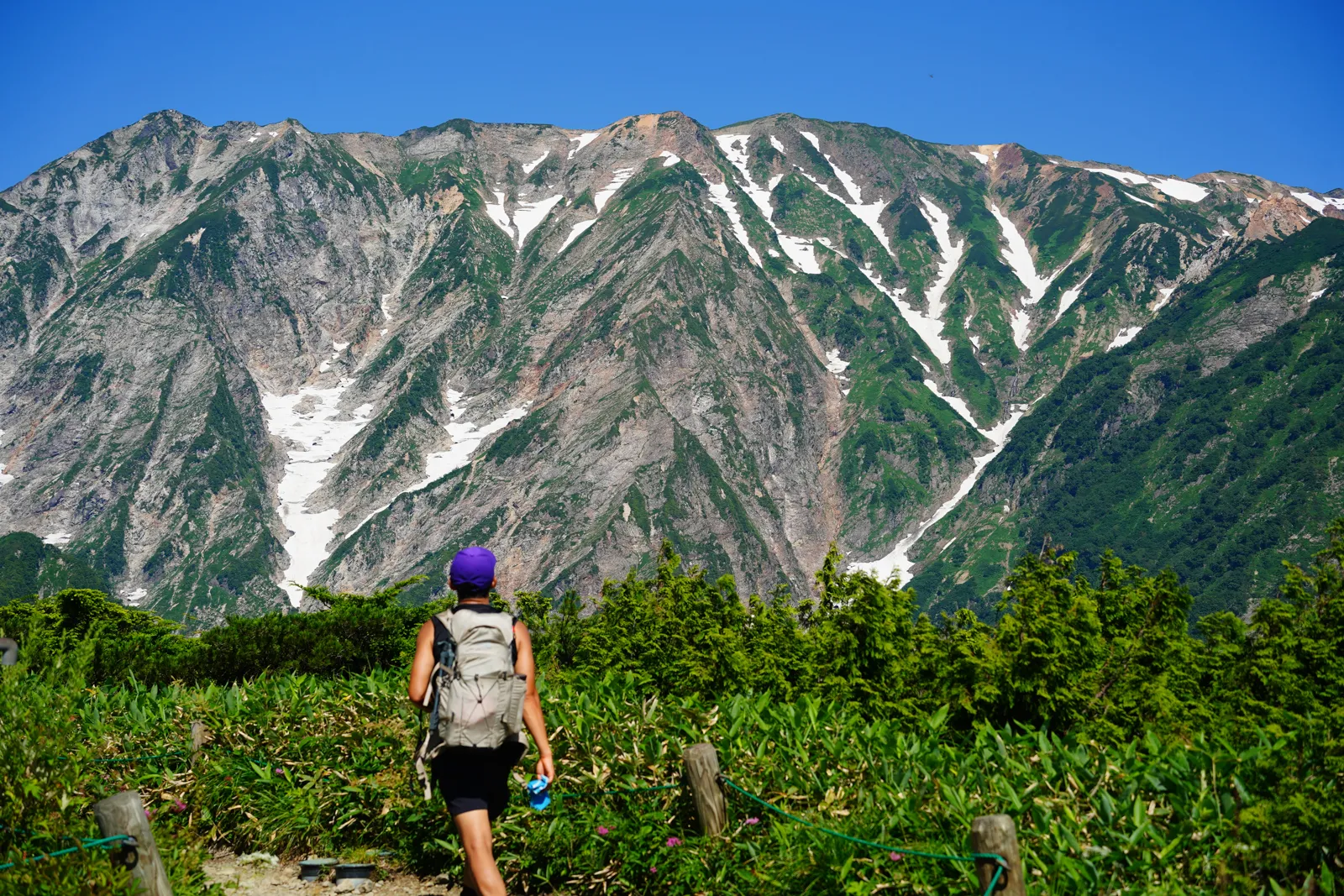 憧れの北アルプスの唐松岳を山小屋泊で行く。天空の池「八方池」と絶景の白馬三山。