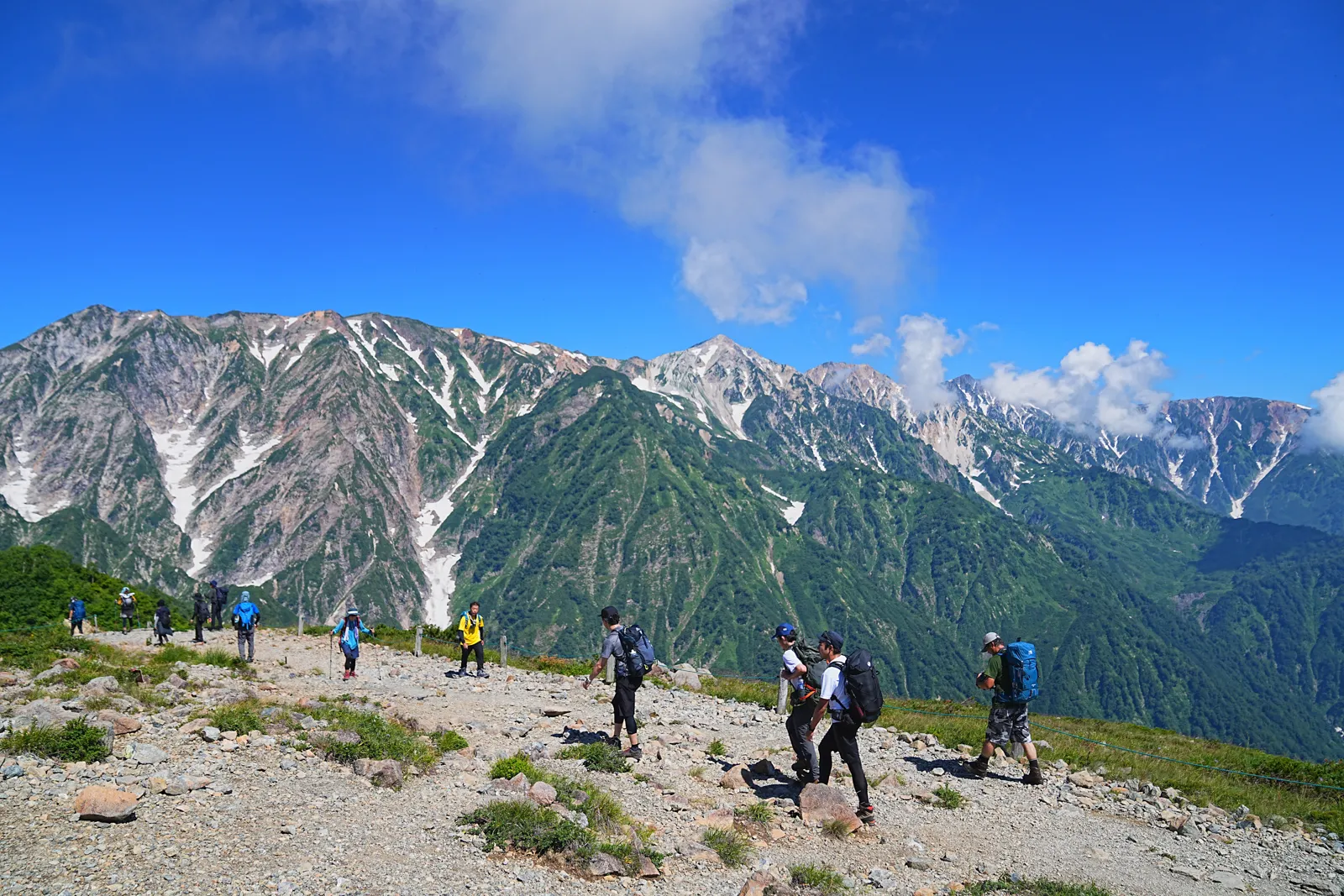 憧れの北アルプスの唐松岳を山小屋泊で行く。天空の池「八方池」と絶景の白馬三山。