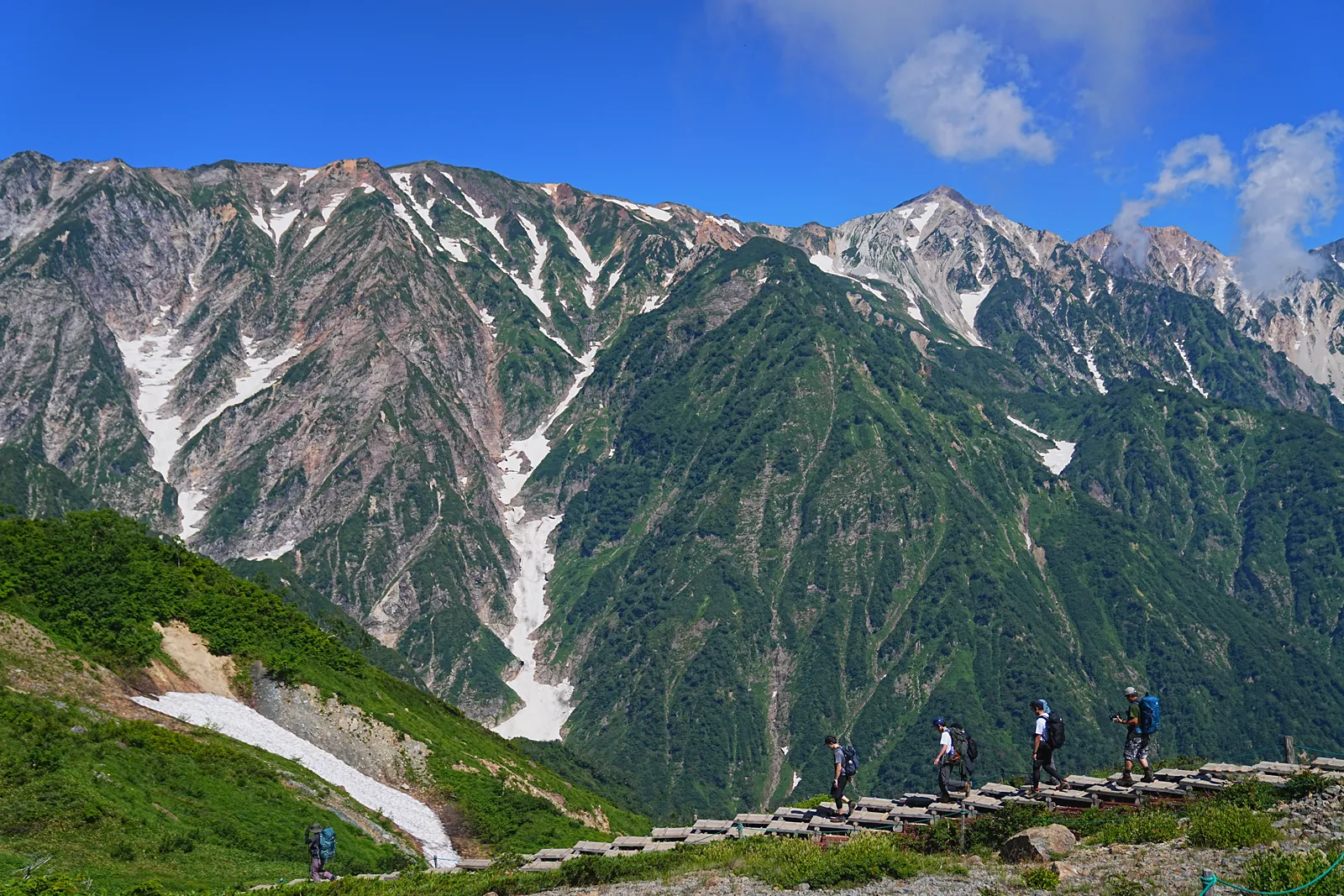 憧れの北アルプスの唐松岳を山小屋泊で行く。天空の池「八方池」と絶景の白馬三山。