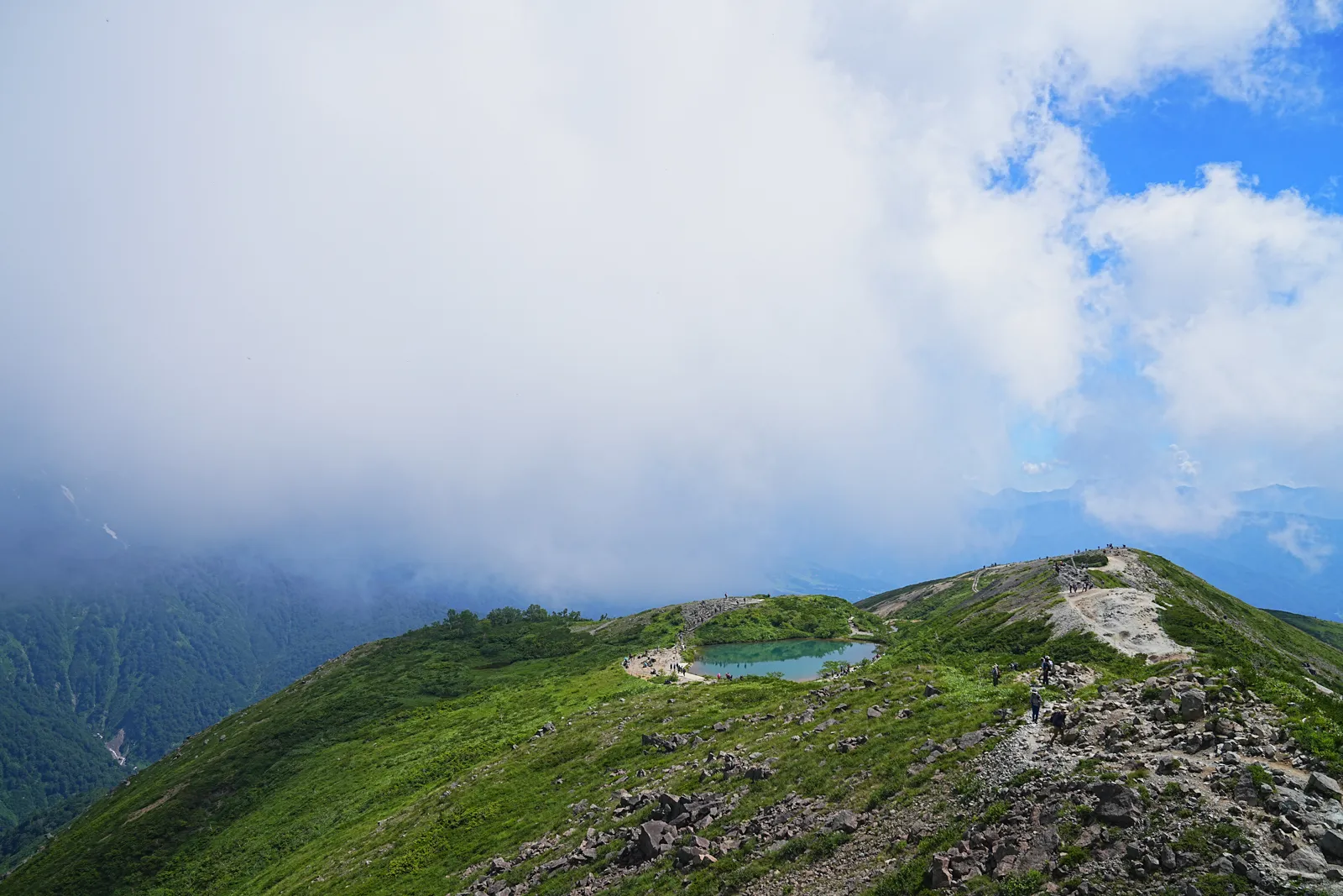憧れの北アルプスの唐松岳を山小屋泊で行く。天空の池「八方池」と絶景の白馬三山。