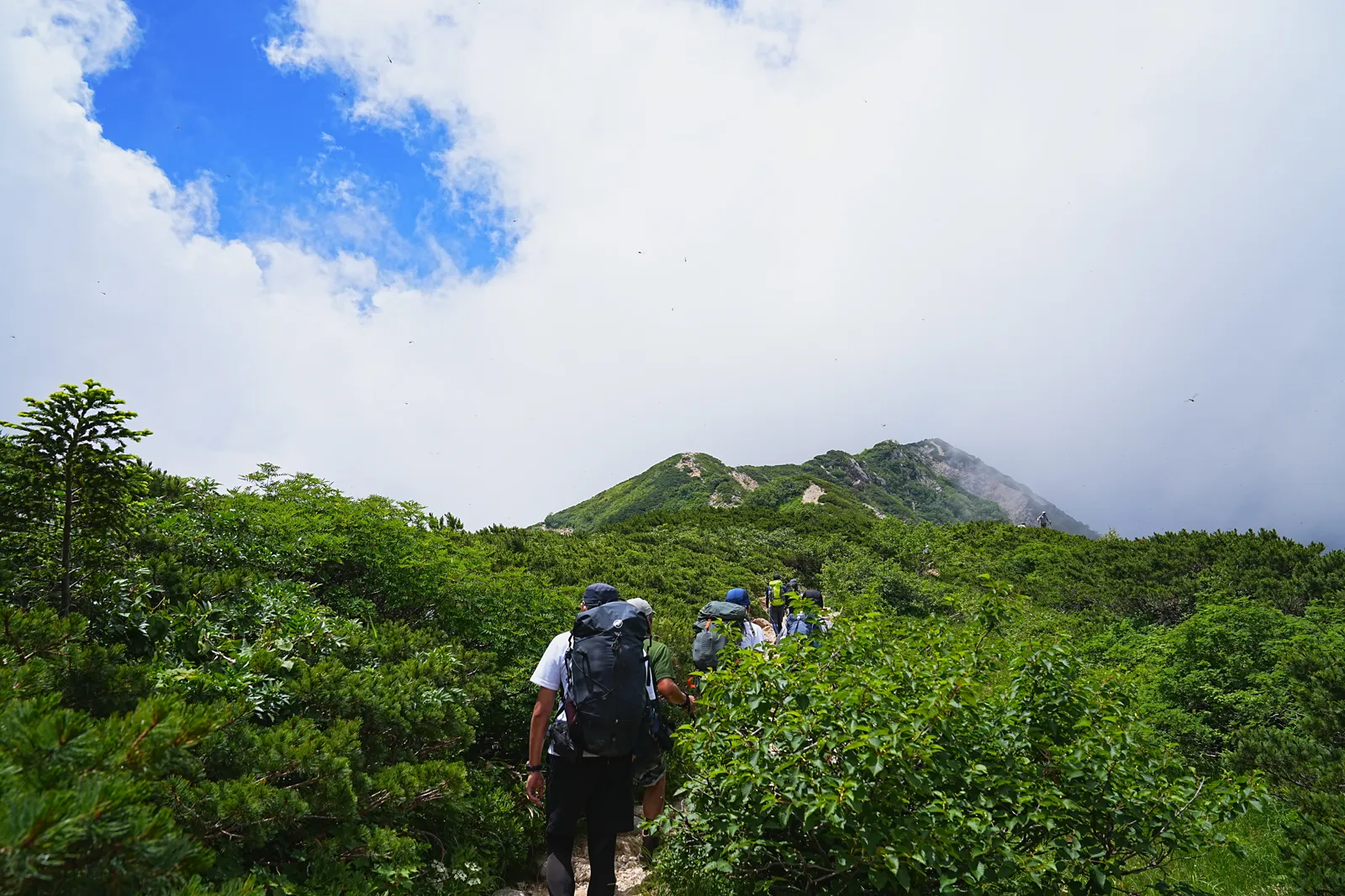 憧れの北アルプスの唐松岳を山小屋泊で行く。天空の池「八方池」と絶景の白馬三山。