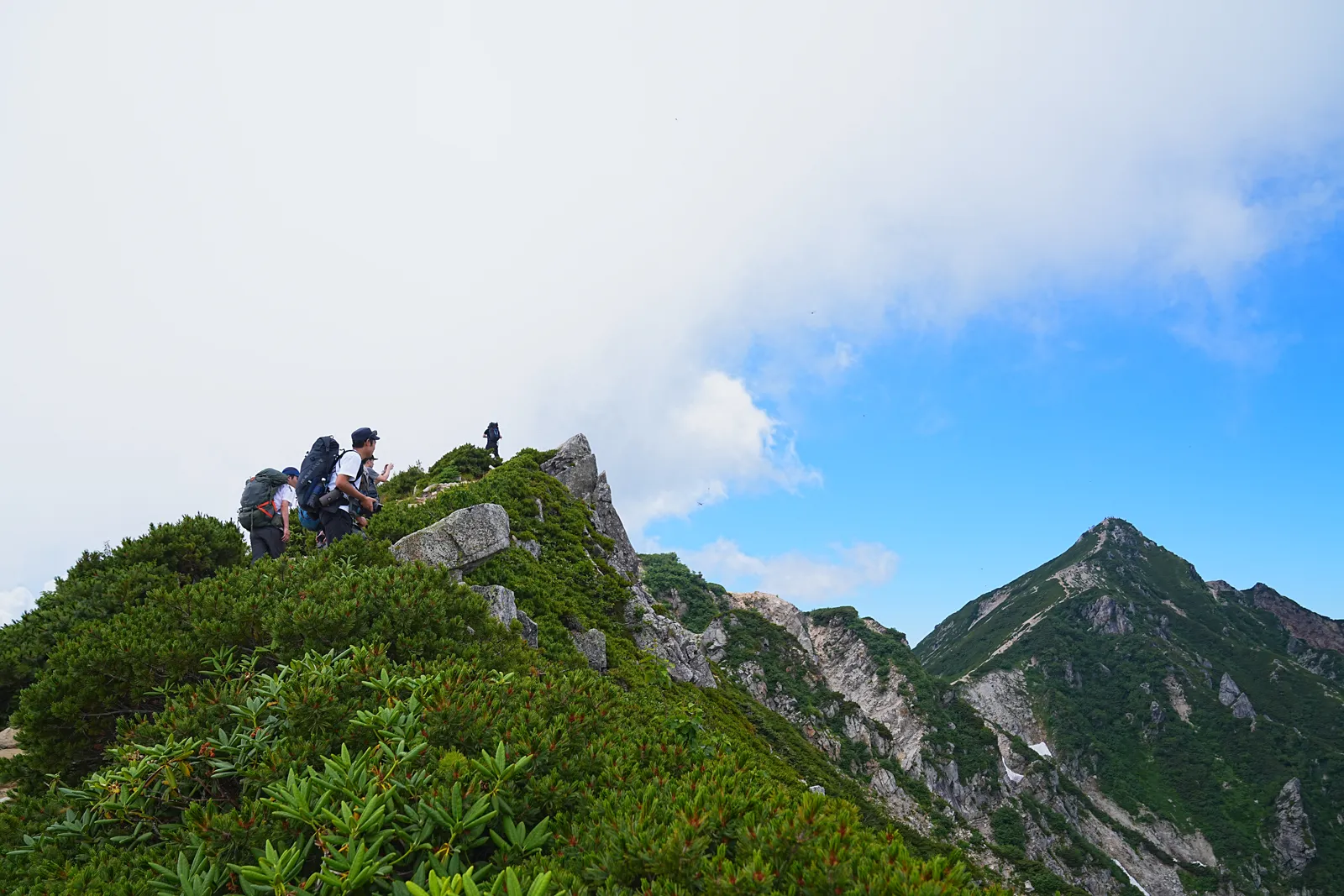 憧れの北アルプスの唐松岳を山小屋泊で行く。天空の池「八方池」と絶景の白馬三山。