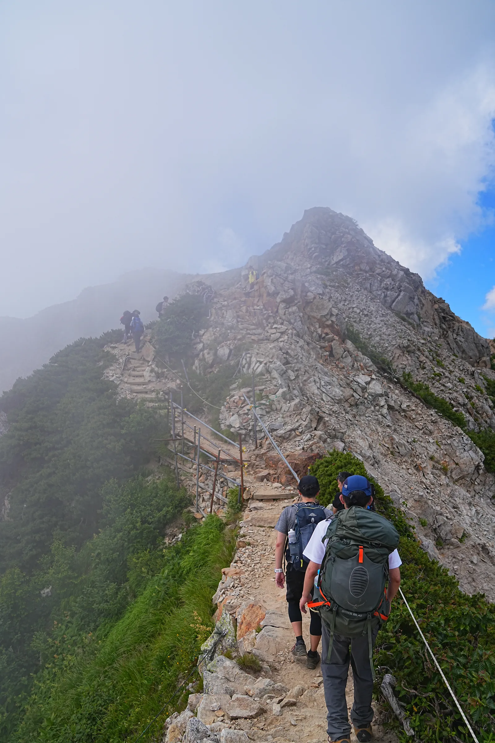 憧れの北アルプスの唐松岳を山小屋泊で行く。天空の池「八方池」と絶景の白馬三山。