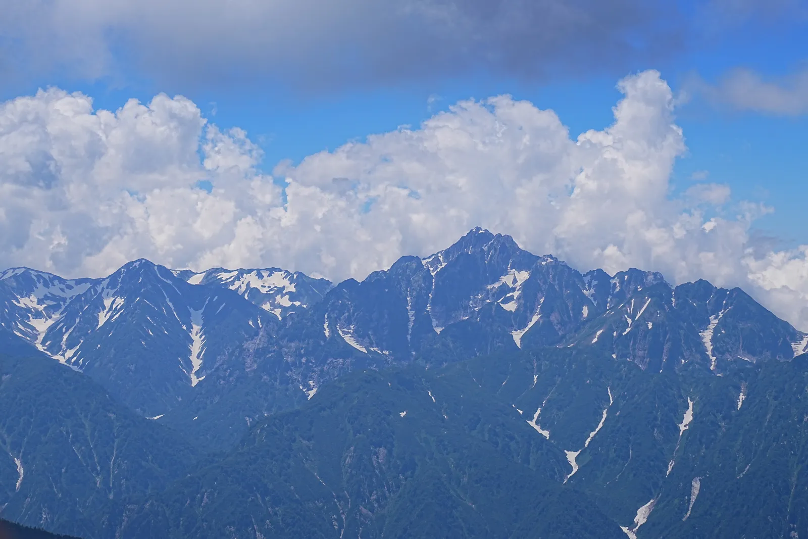 憧れの北アルプスの唐松岳を山小屋泊で行く。天空の池「八方池」と絶景の白馬三山。