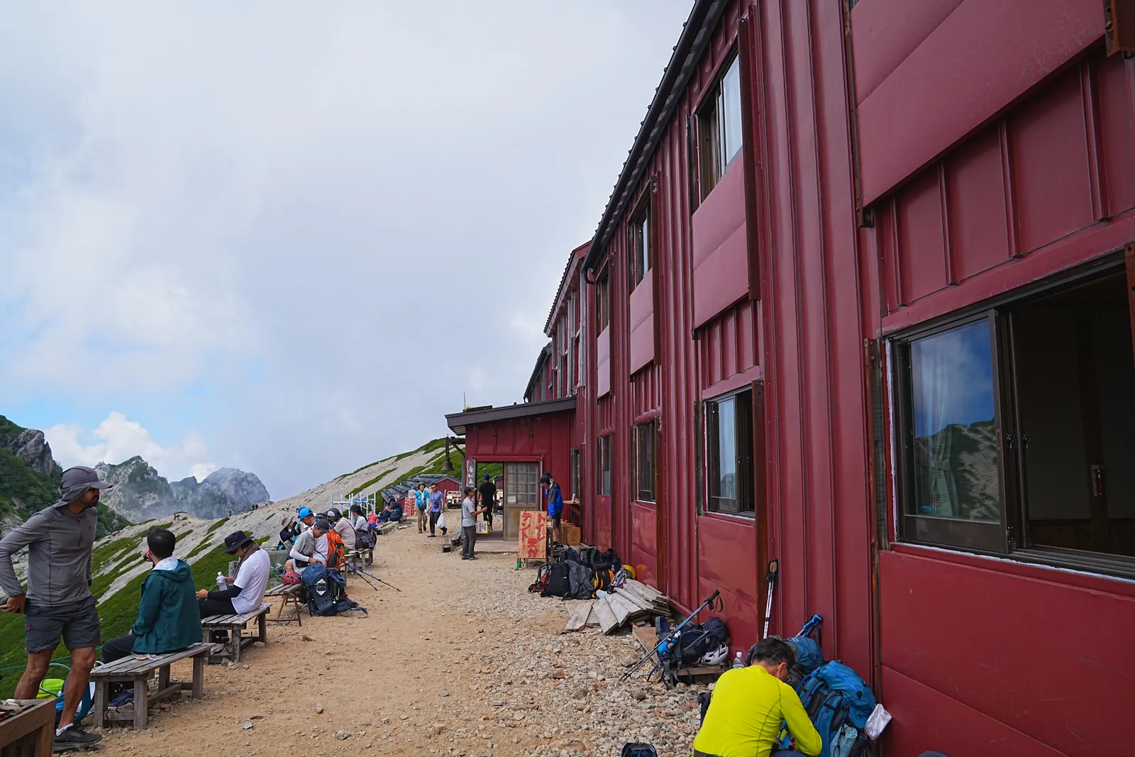 憧れの北アルプスの唐松岳を山小屋泊で行く。天空の池「八方池」と絶景の白馬三山。
