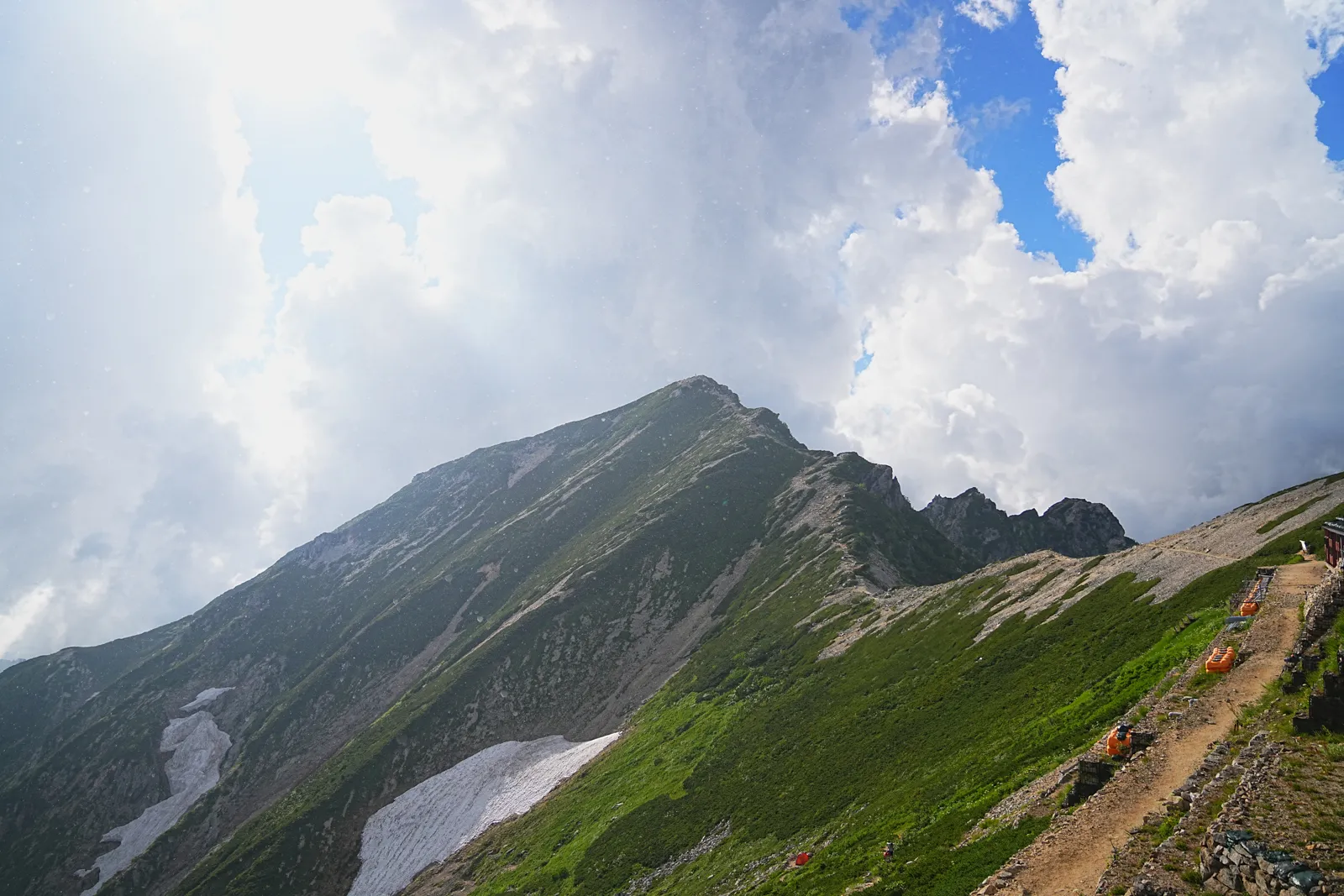 憧れの北アルプスの唐松岳を山小屋泊で行く。天空の池「八方池」と絶景の白馬三山。