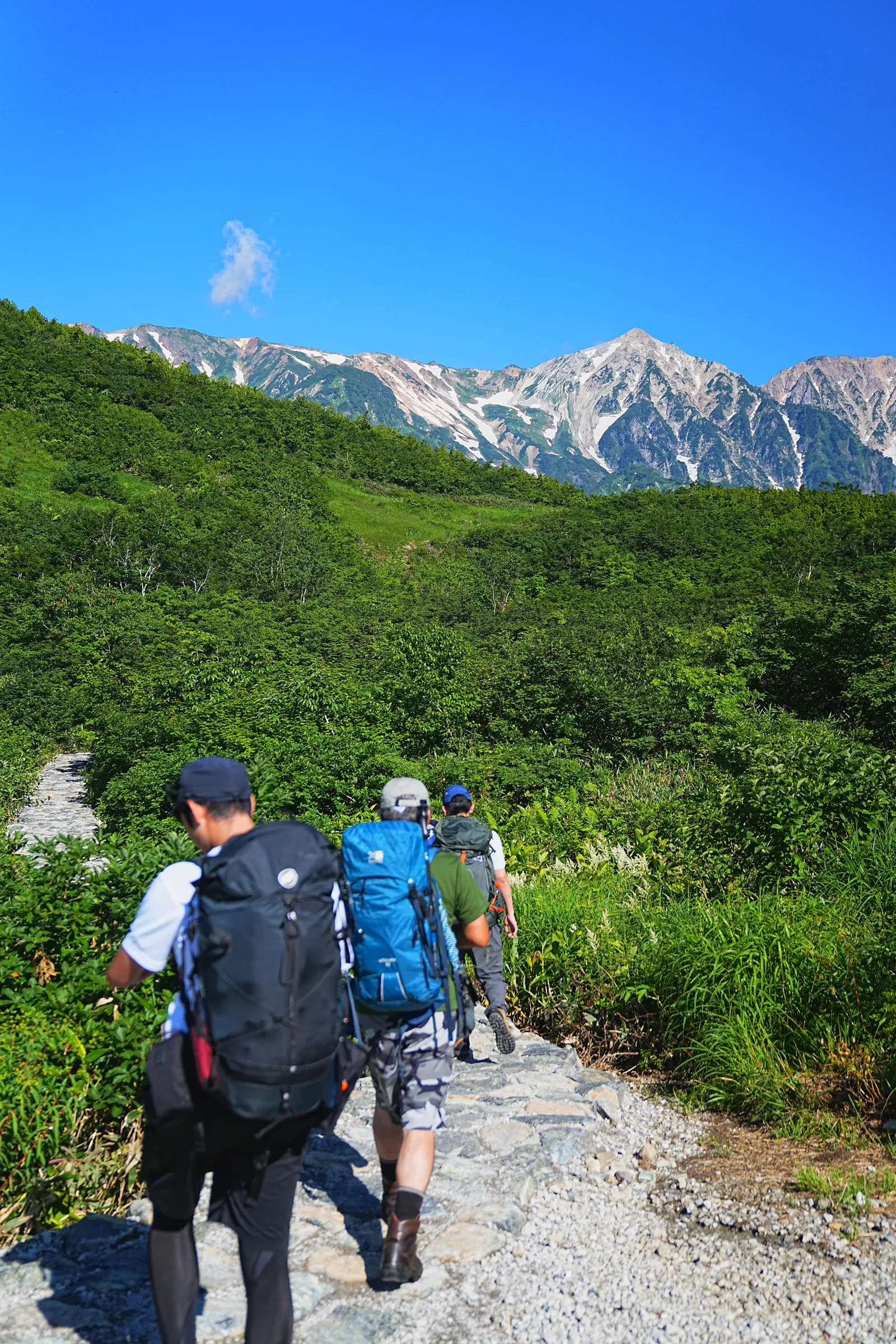 憧れの北アルプスの唐松岳を山小屋泊で行く。天空の池「八方池」と絶景の白馬三山。