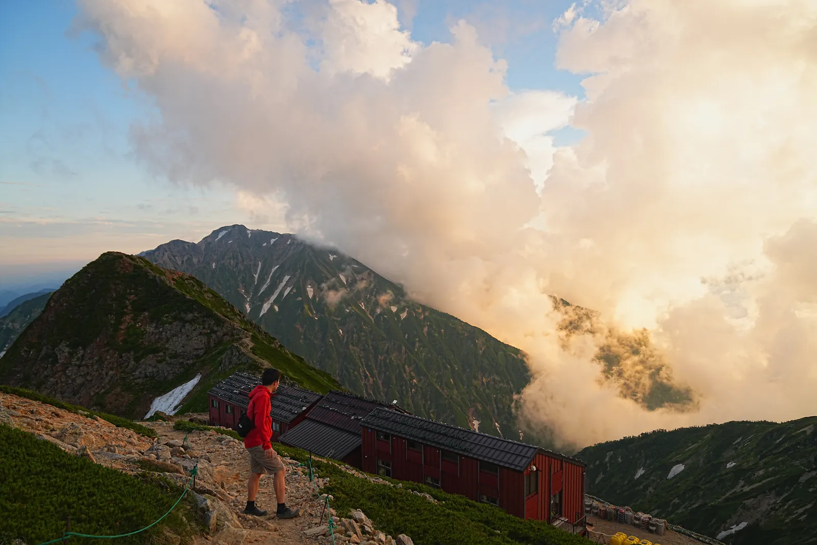 憧れの北アルプスの唐松岳を山小屋泊で行く。天空の池「八方池」と絶景の白馬三山。