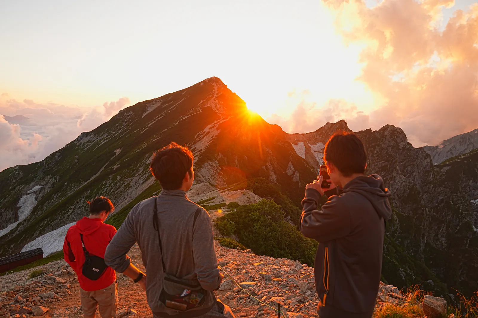 憧れの北アルプスの唐松岳を山小屋泊で行く。天空の池「八方池」と絶景の白馬三山。