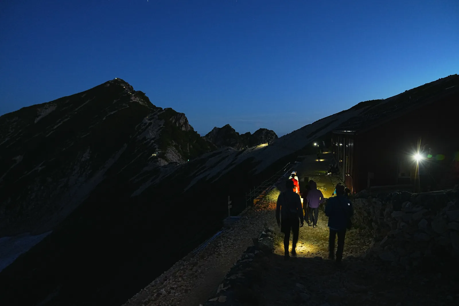 憧れの北アルプスの唐松岳を山小屋泊で行く。天空の池「八方池」と絶景の白馬三山。