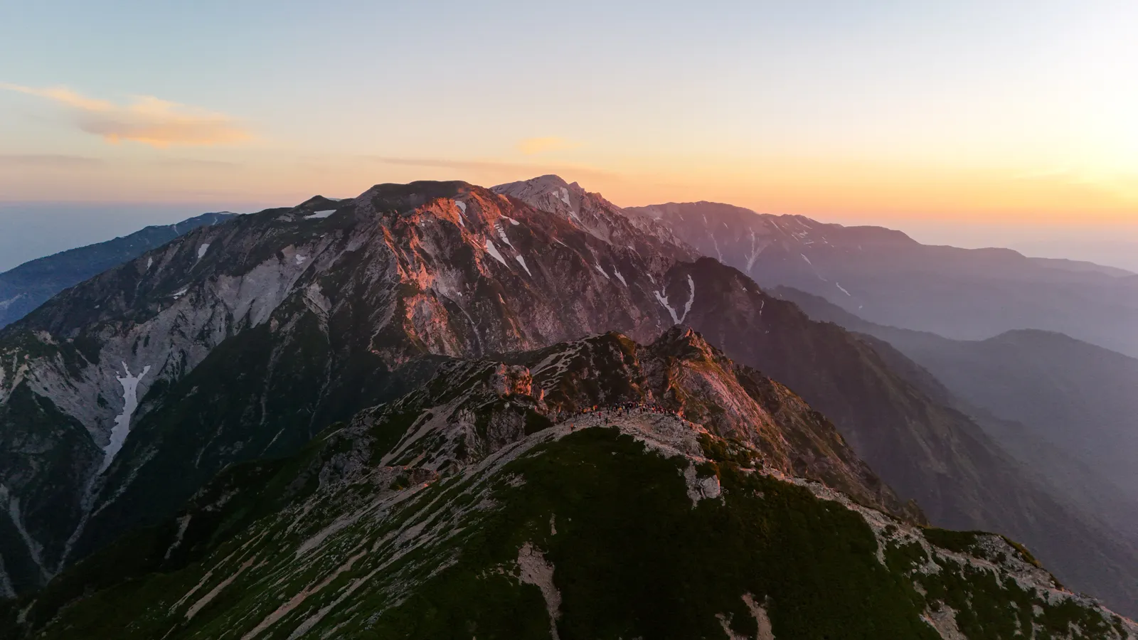 憧れの北アルプスの唐松岳を山小屋泊で行く。天空の池「八方池」と絶景の白馬三山。