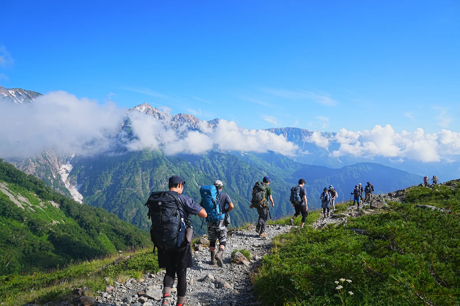 憧れの北アルプスの唐松岳を山小屋泊で行く。天空の池「八方池」と絶景の白馬三山。