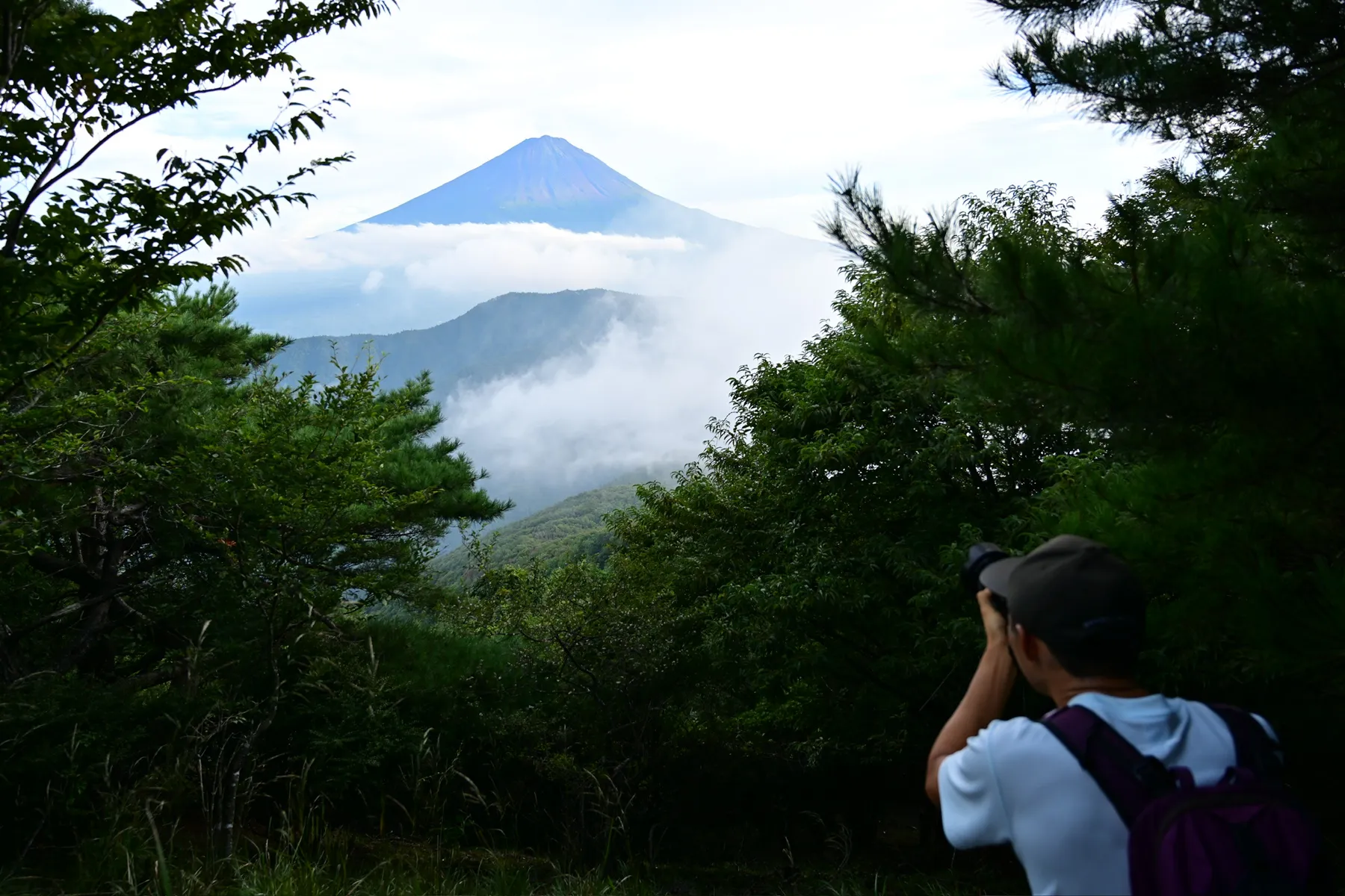 絶景の夕焼けの富士山を眺める登山。富士山外輪・毛無山。