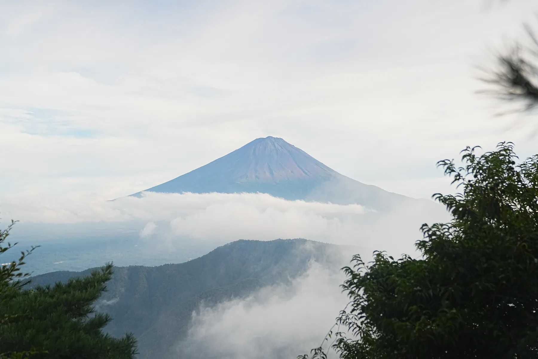 絶景の夕焼けの富士山を眺める登山。富士山外輪・毛無山。