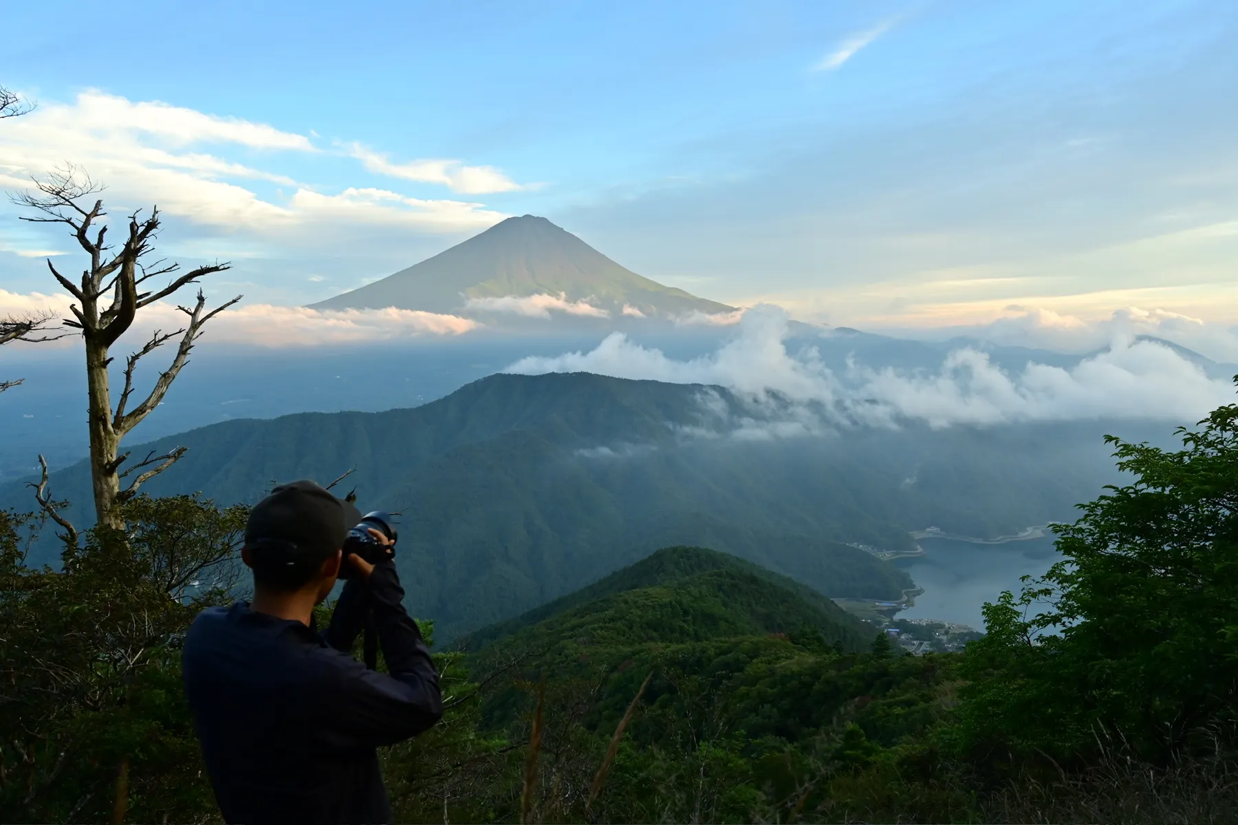 絶景の夕焼けの富士山を眺める登山。富士山外輪・毛無山。