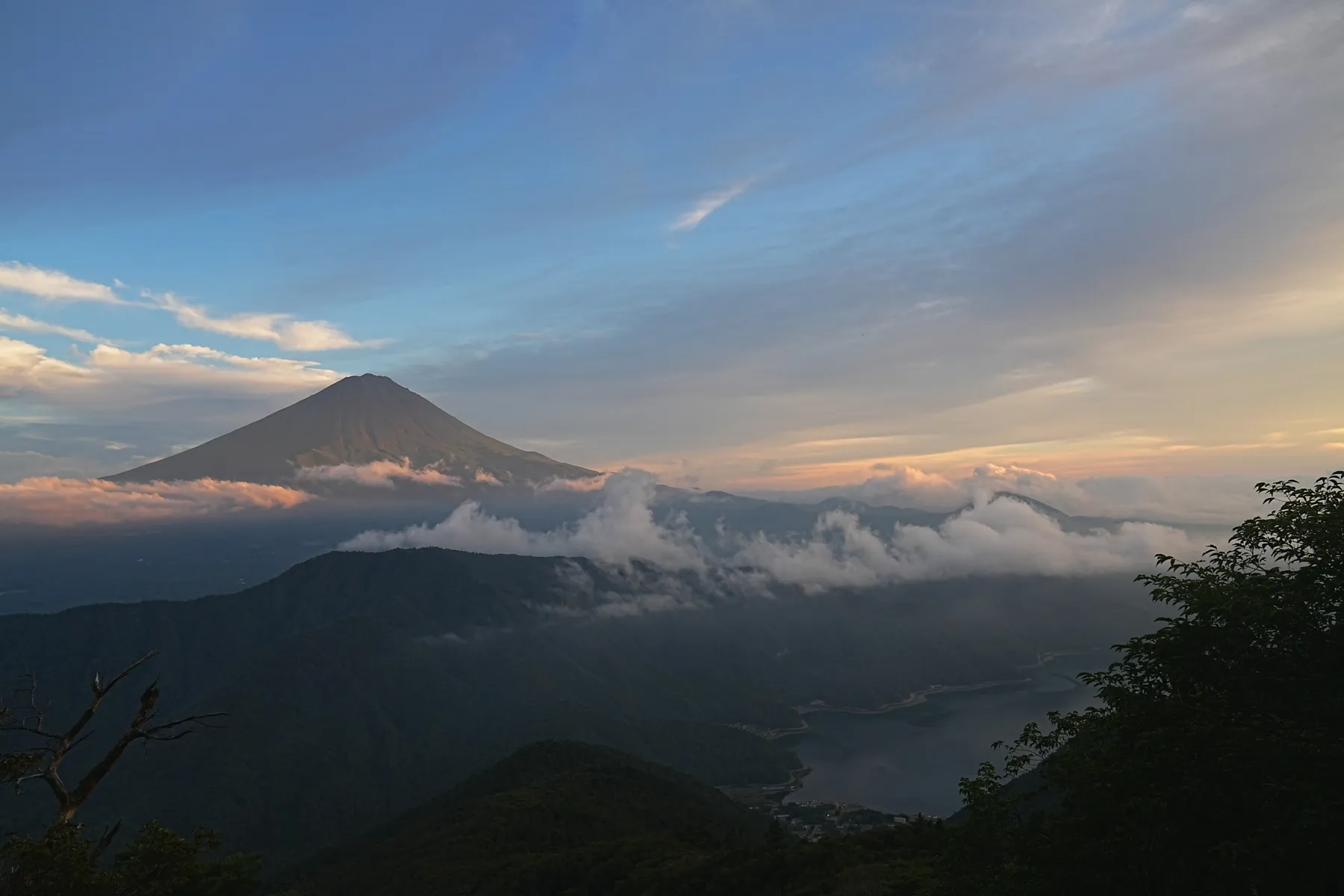 絶景の夕焼けの富士山を眺める登山。富士山外輪・毛無山。