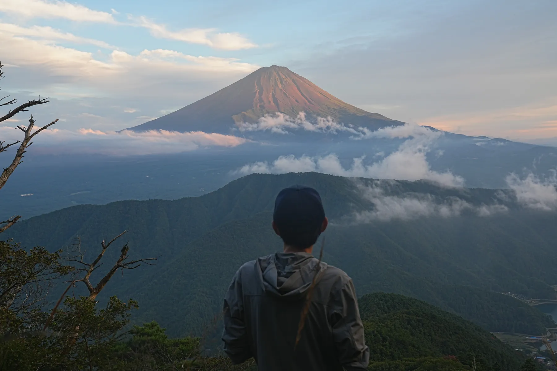 絶景の夕焼けの富士山を眺める登山。富士山外輪・毛無山。