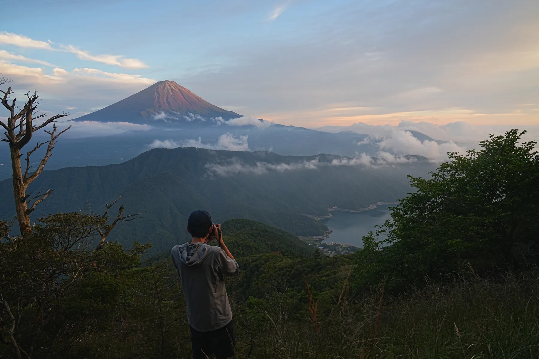 絶景の夕焼けの富士山を眺める登山。富士山外輪・毛無山。