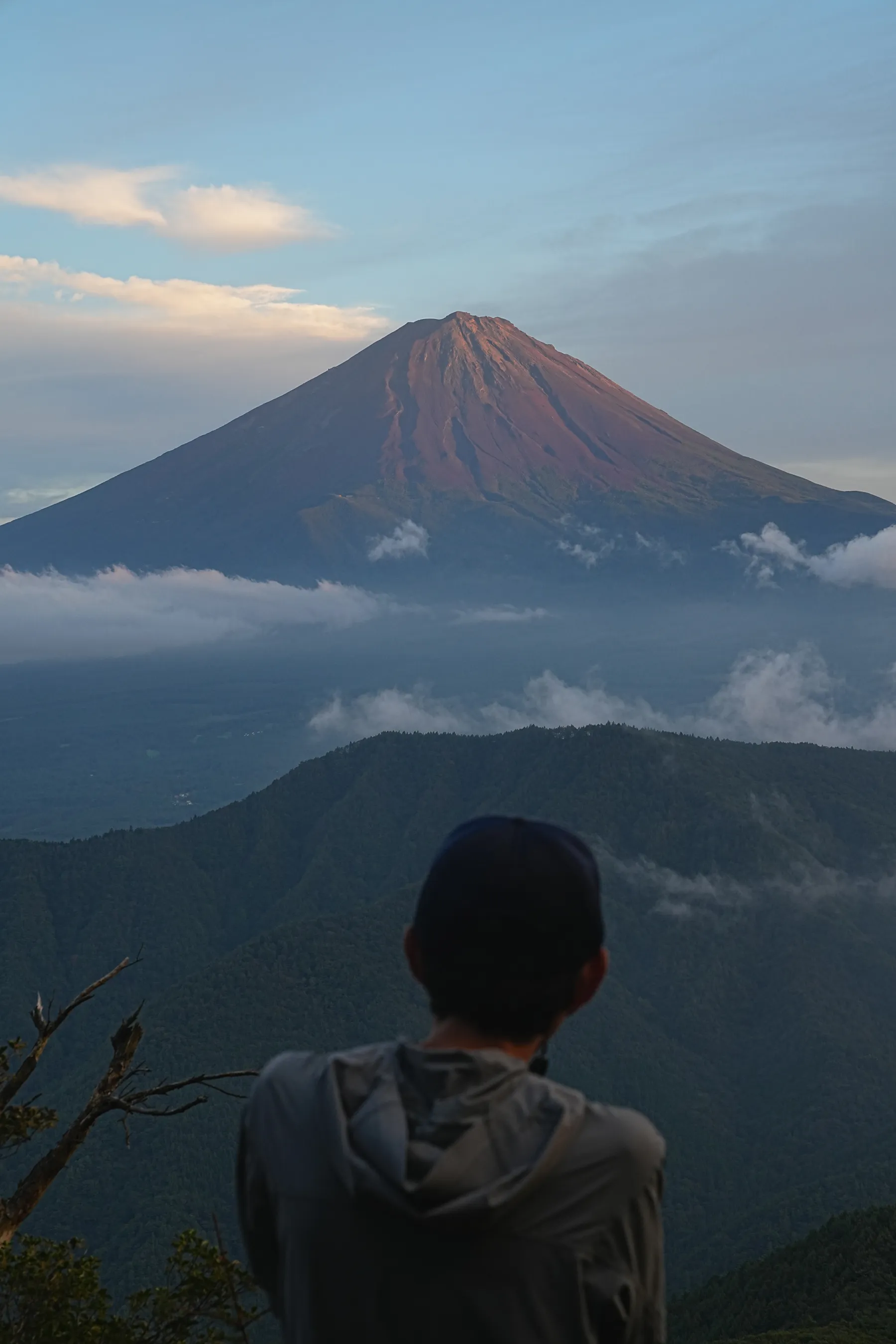 絶景の夕焼けの富士山を眺める登山。富士山外輪・毛無山。