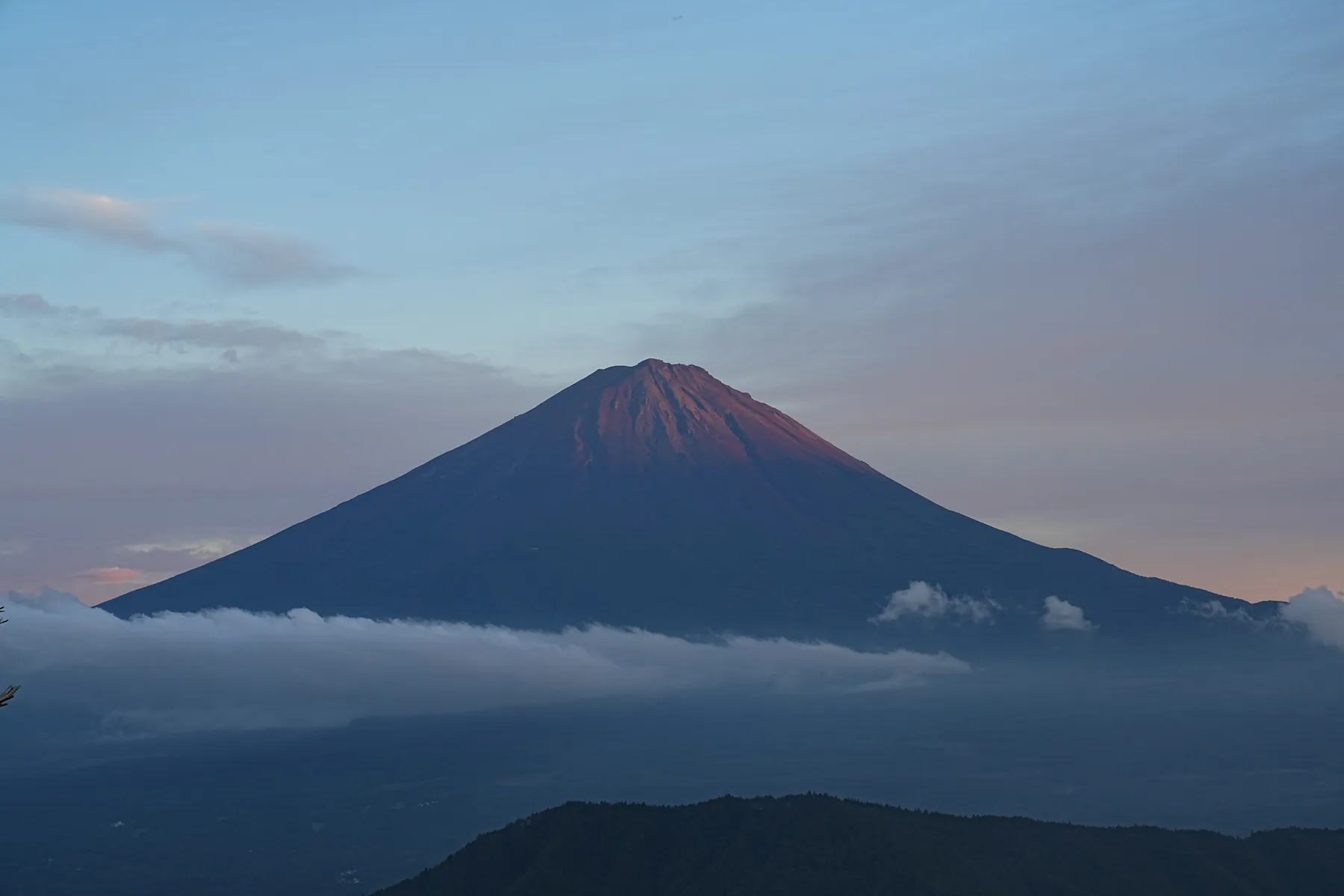 絶景の夕焼けの富士山を眺める登山。富士山外輪・毛無山。