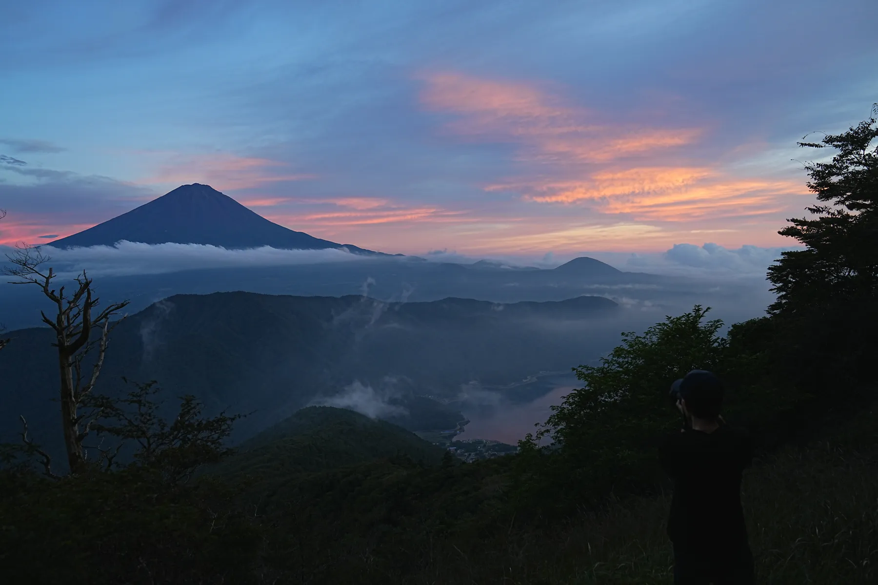 絶景の夕焼けの富士山を眺める登山。富士山外輪・毛無山。