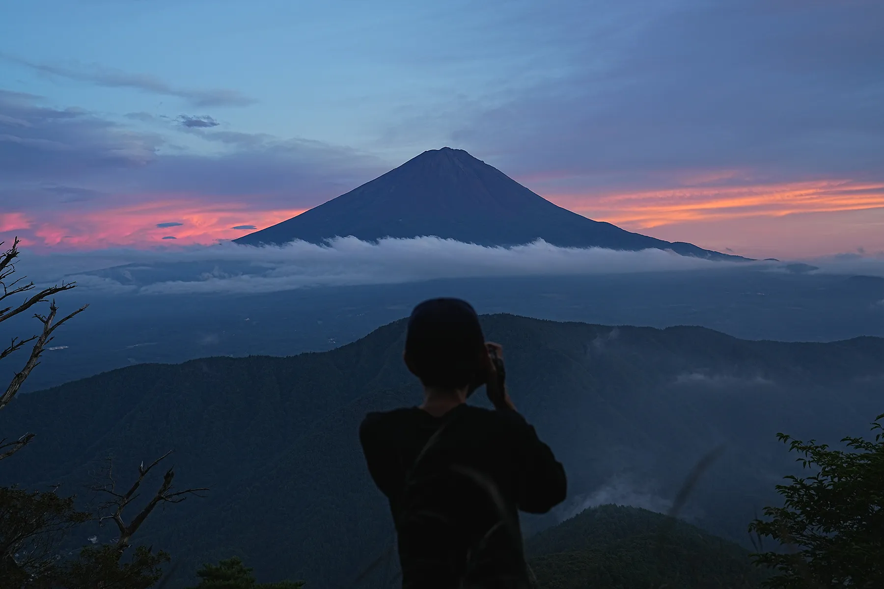 絶景の夕焼けの富士山を眺める登山。富士山外輪・毛無山。