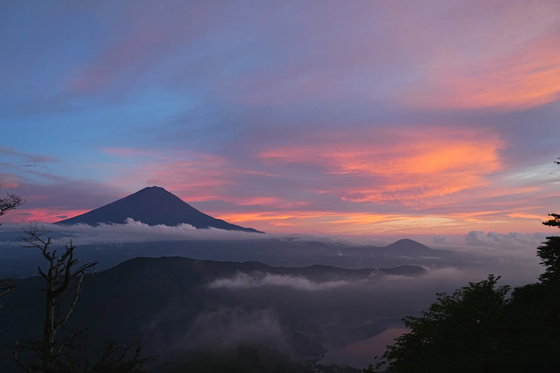 絶景の夕焼けの富士山を眺める登山。富士山外輪・毛無山。