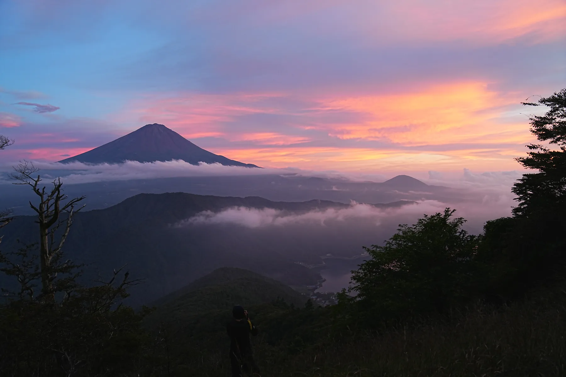 絶景の夕焼けの富士山を眺める登山。富士山外輪・毛無山。