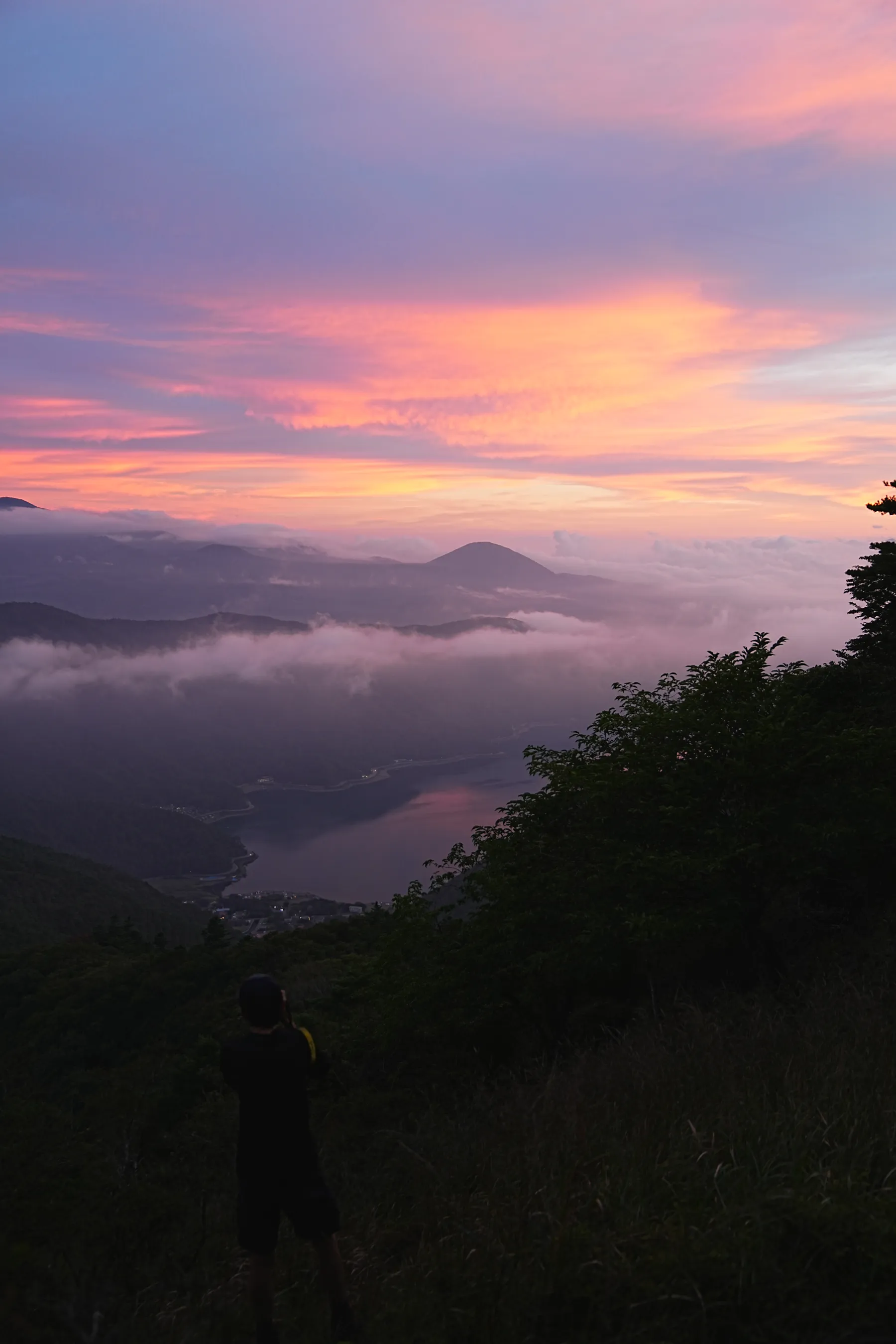 絶景の夕焼けの富士山を眺める登山。富士山外輪・毛無山。