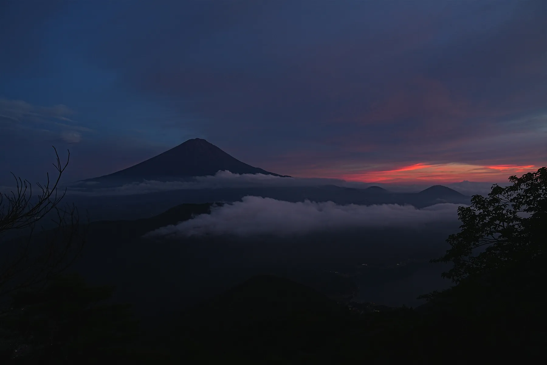 絶景の夕焼けの富士山を眺める登山。富士山外輪・毛無山。