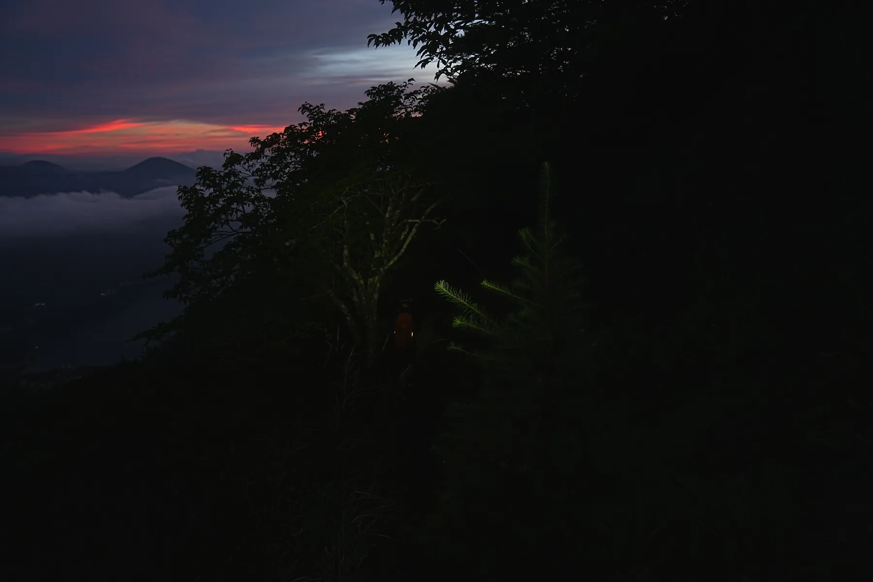 絶景の夕焼けの富士山を眺める登山。富士山外輪・毛無山。