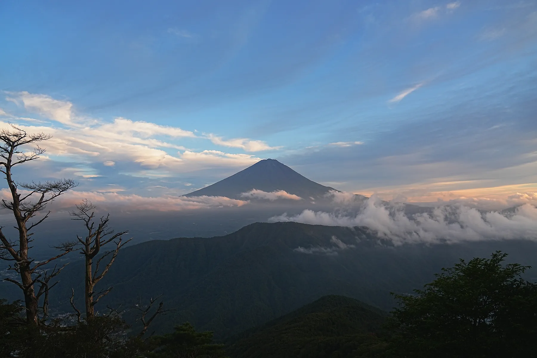 絶景の夕焼けの富士山を眺める登山。富士山外輪・毛無山。