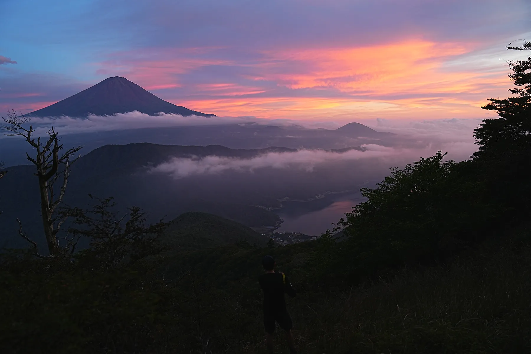 絶景の夕焼けの富士山を眺める登山。富士山外輪・毛無山。