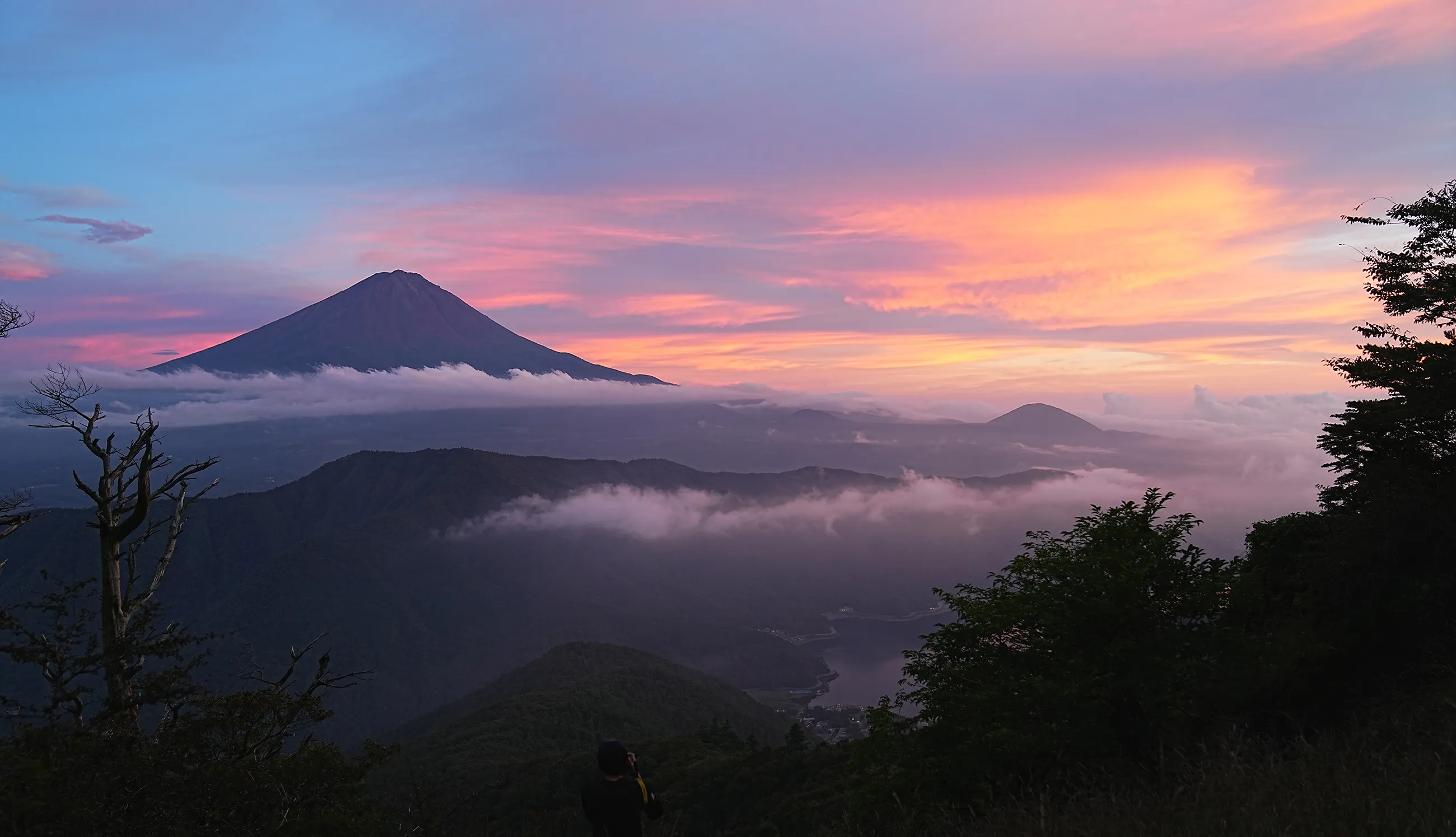 絶景の夕焼けの富士山を眺める登山。富士山外輪・毛無山。