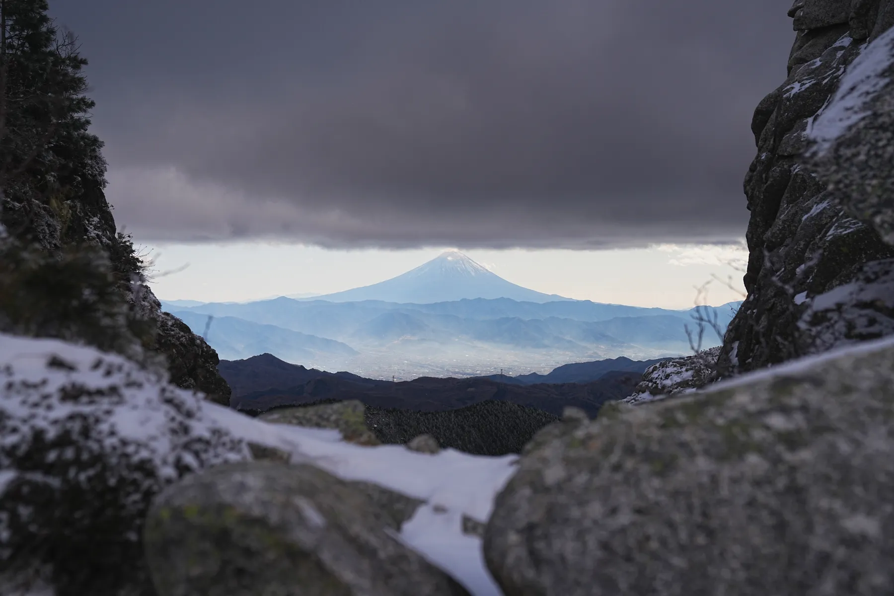 冬の金峰山。金峰山小屋に泊まって山頂で朝日。