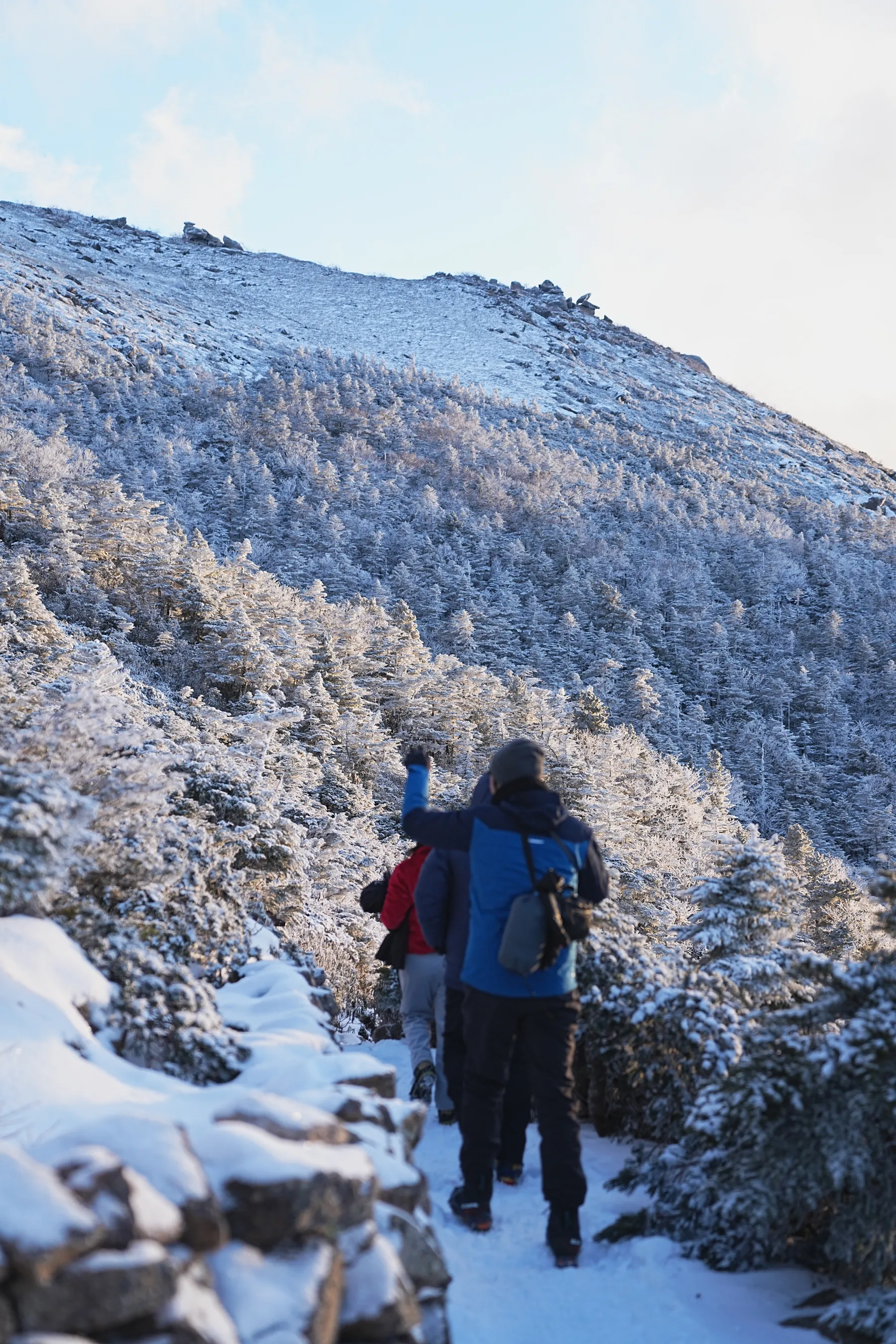 冬の金峰山。金峰山小屋に泊まって山頂で朝日。